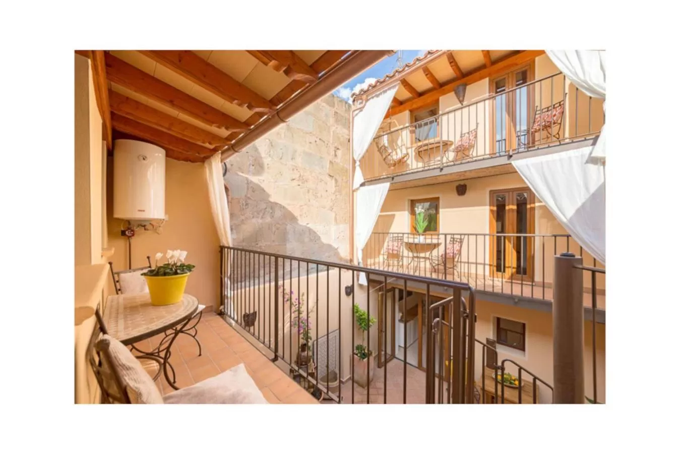 Balcony/Terrace in Boutique Hostal "Born53" im Stadtkern von Llucmajor, Mallorca