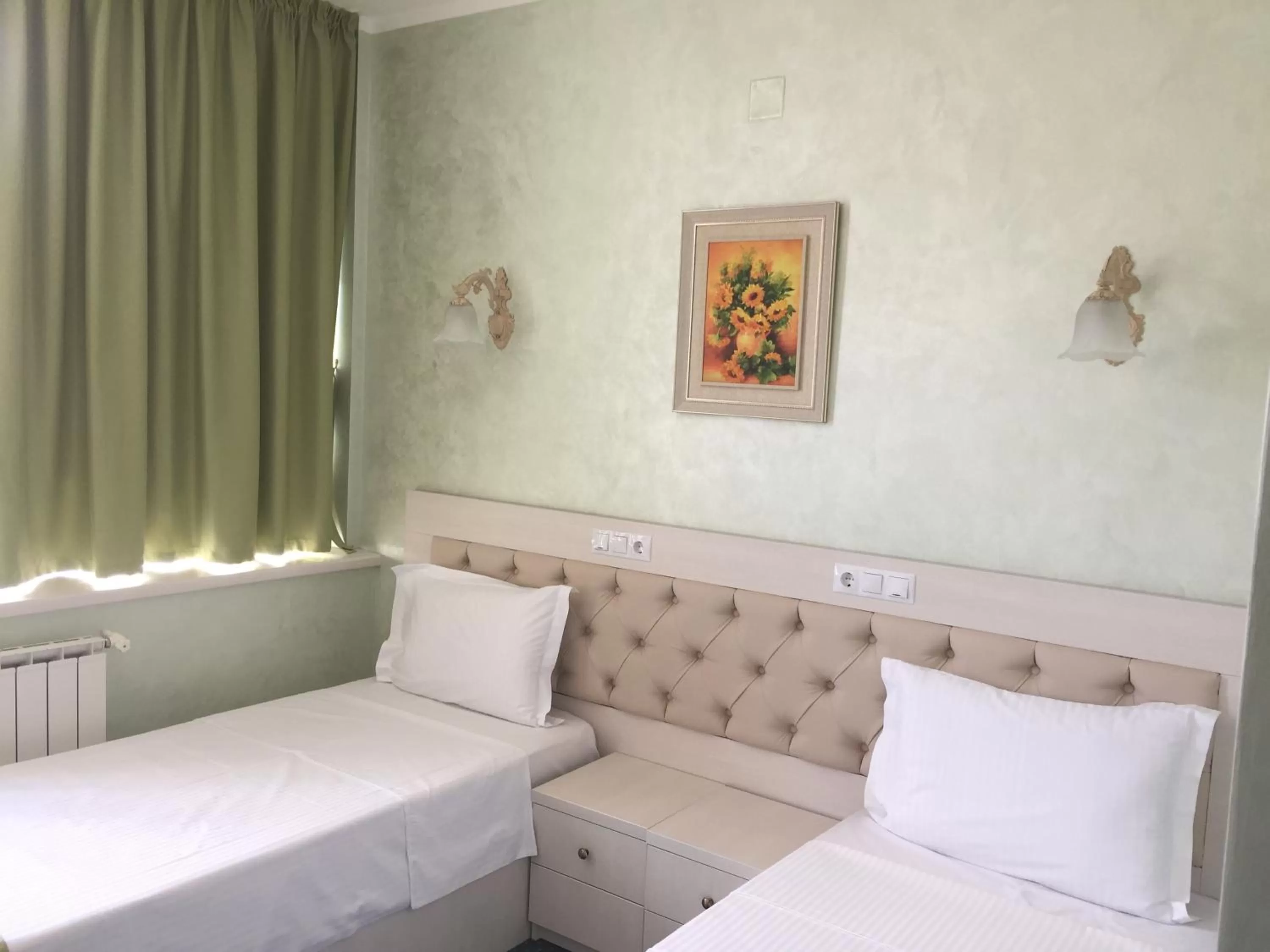 Photo of the whole room, Bed in Hamlet Hotel