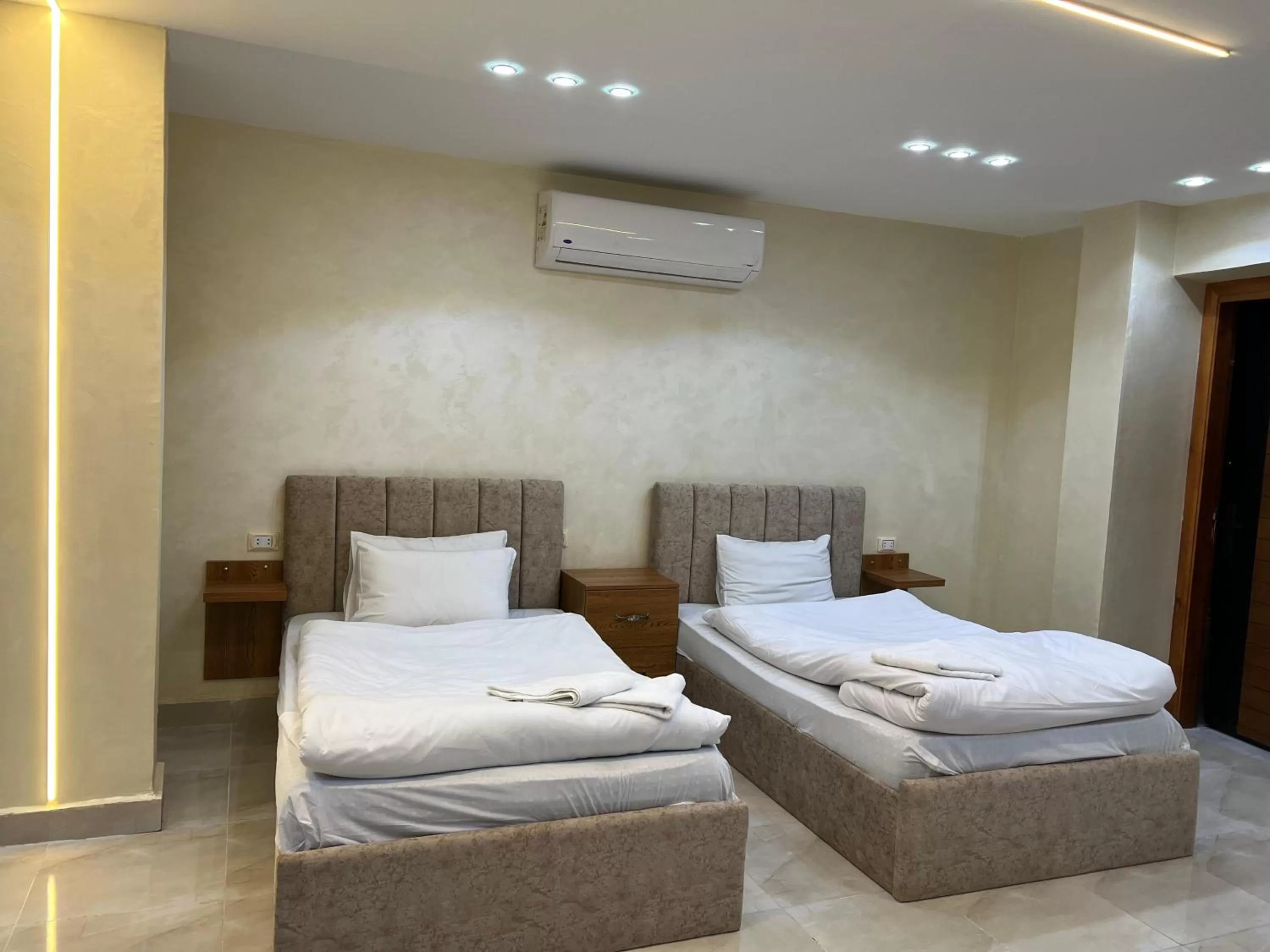 Bedroom, Bed in Pyramids Height Hotel & Pyramids Master Scene Rooftop