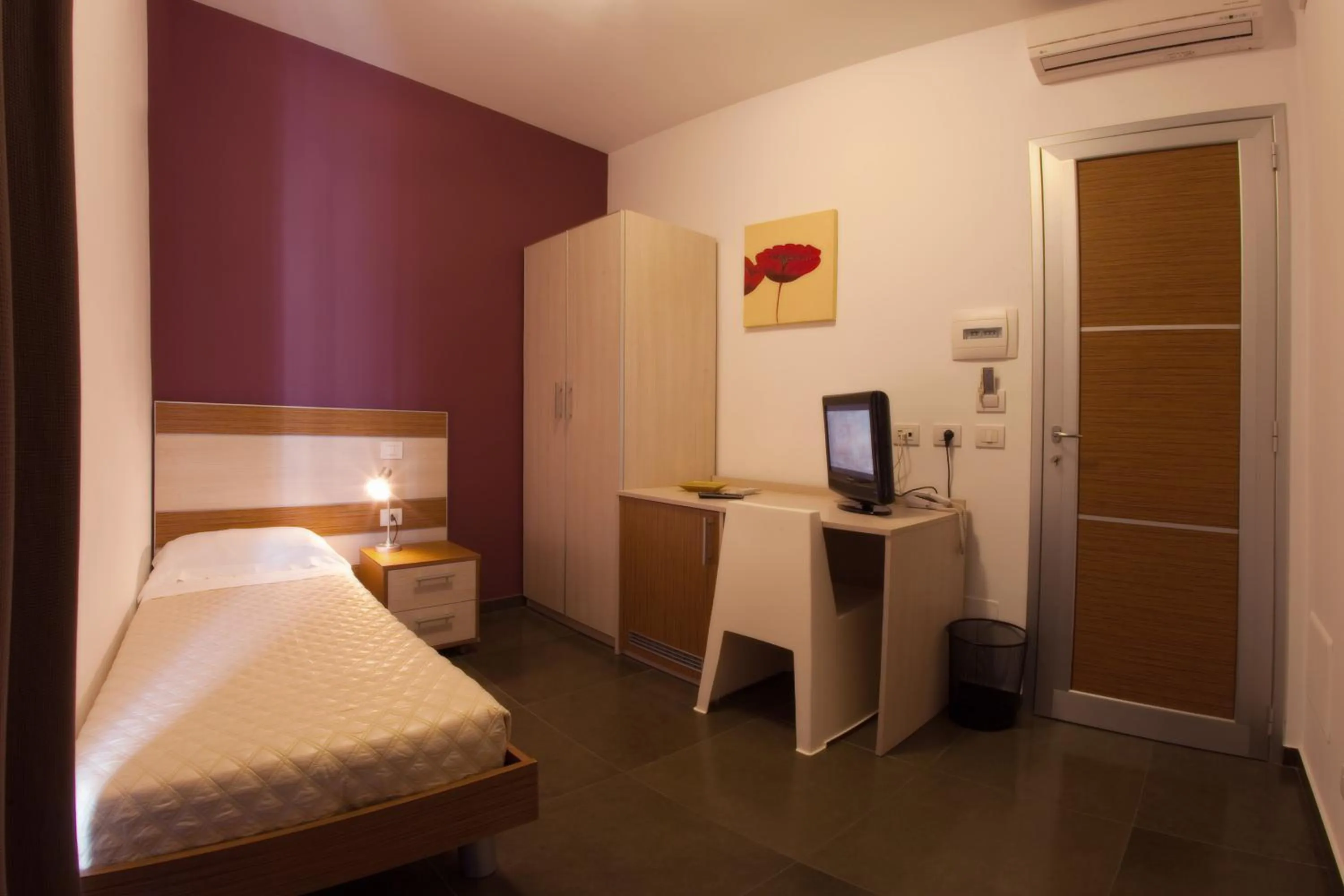 Photo of the whole room, Bed in Ragusa Inn