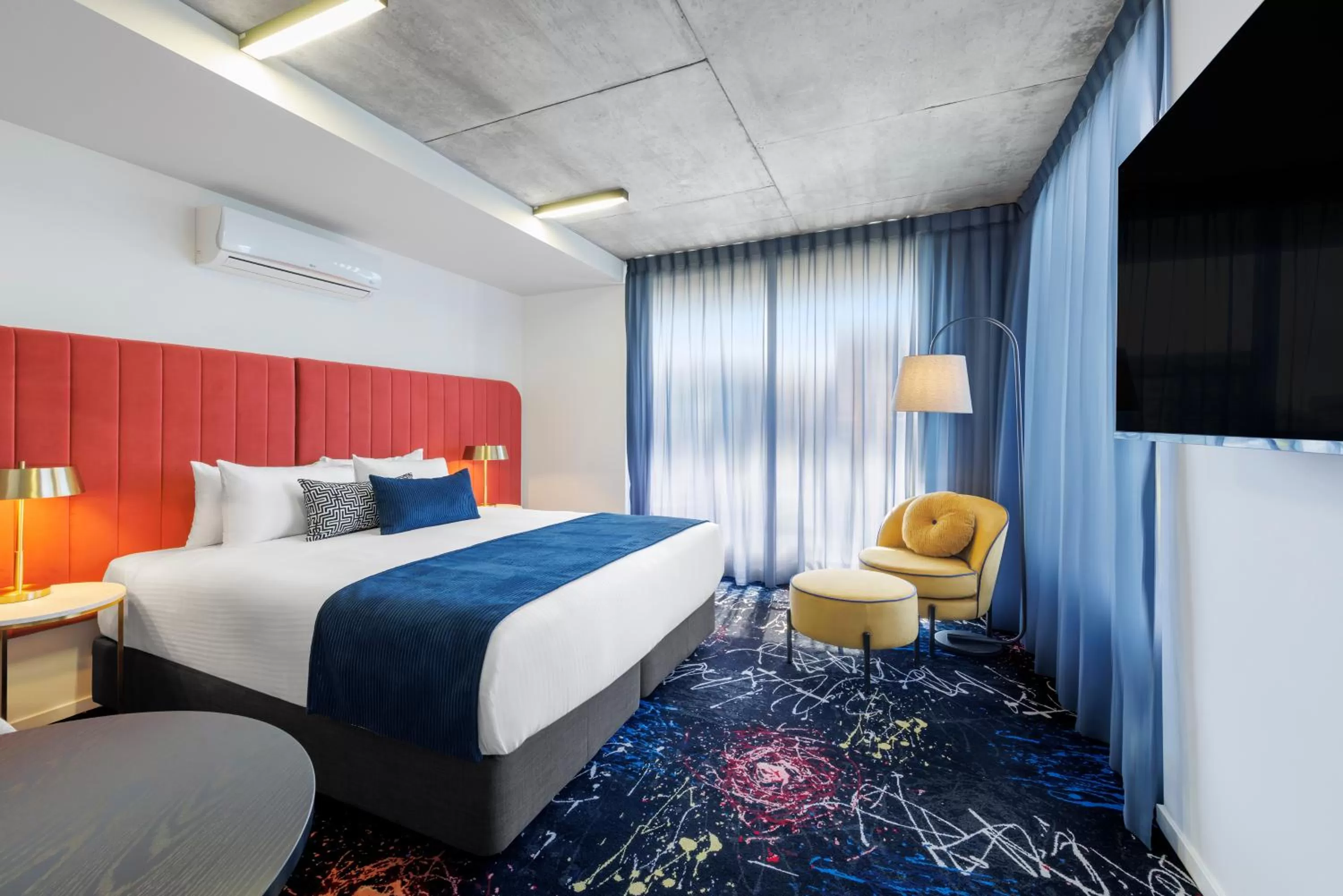 Bed in Mercure Melbourne St Kilda Road