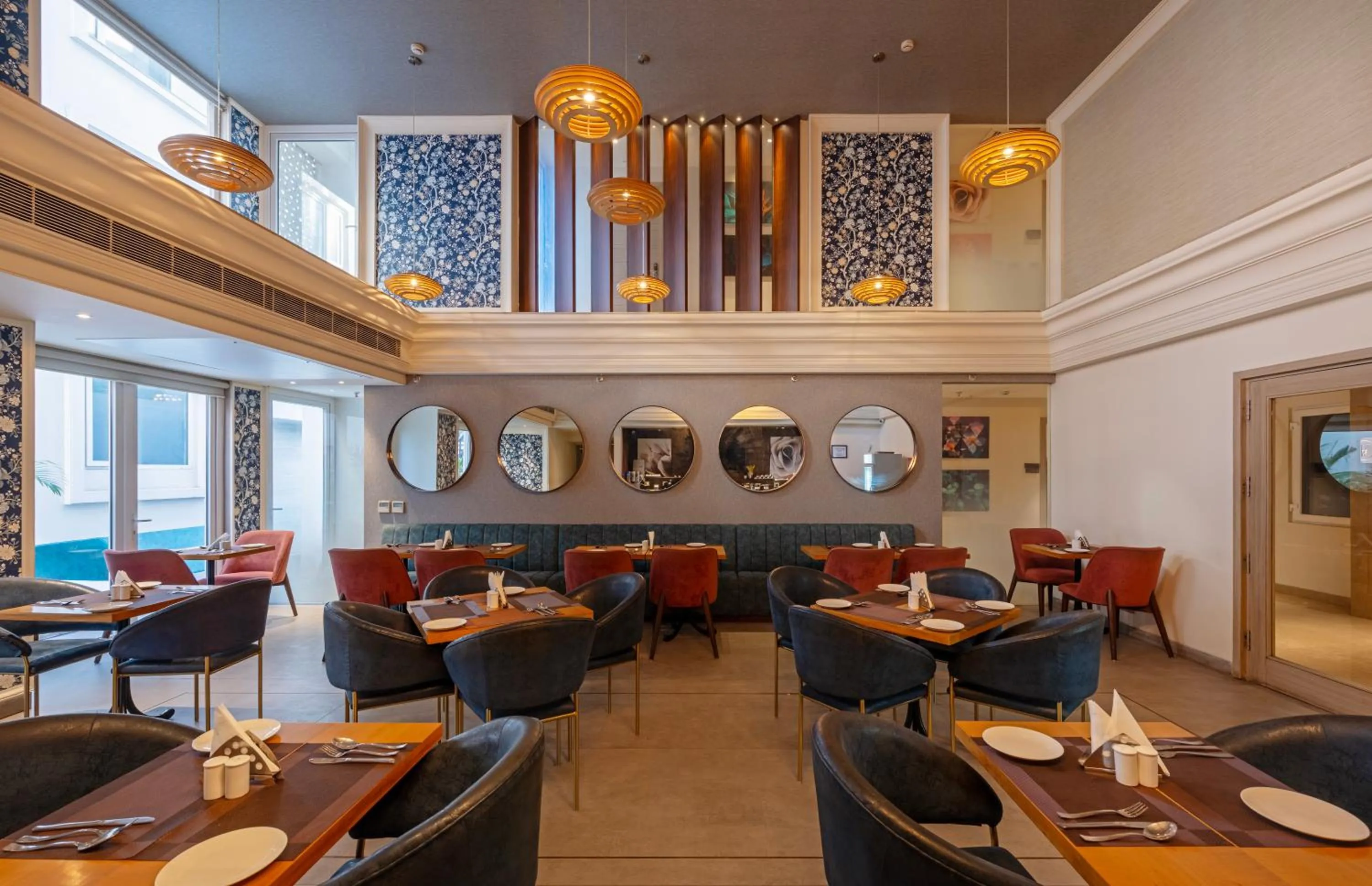 Restaurant/places to eat in Hotel Saket 27