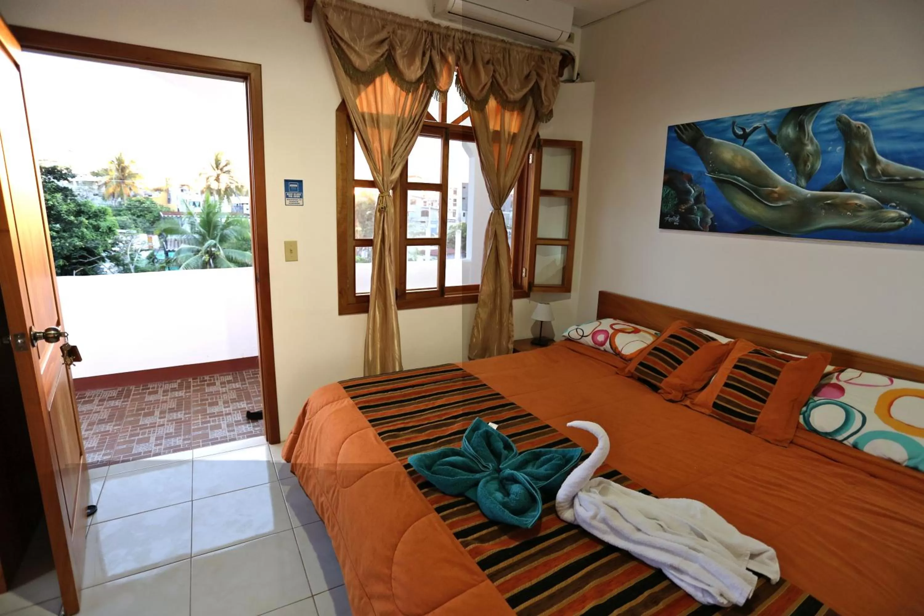 Photo of the whole room, Bed in The Galapagos Pearl B&B