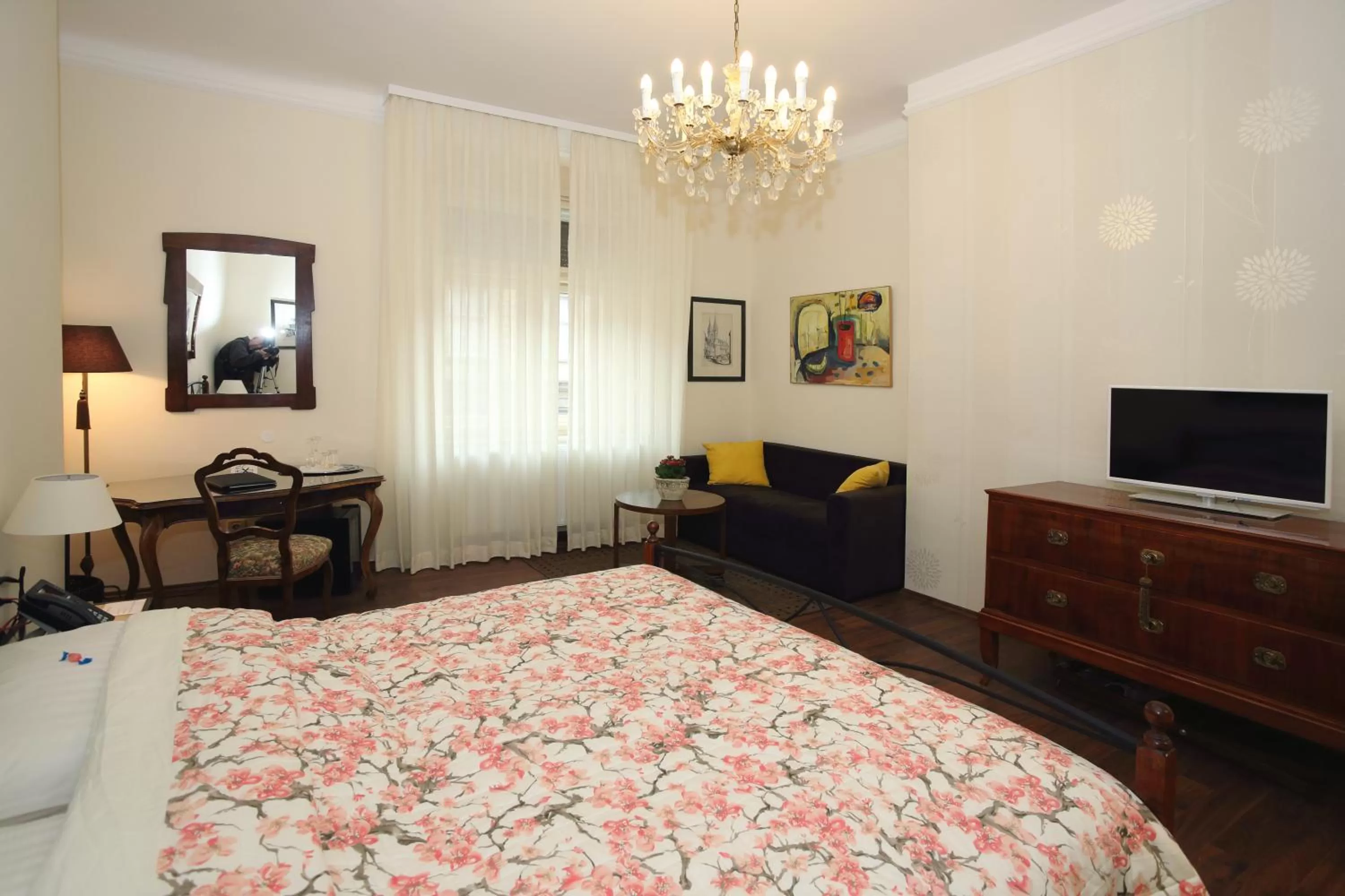 Bedroom, TV/Entertainment Center in B&B Fotić