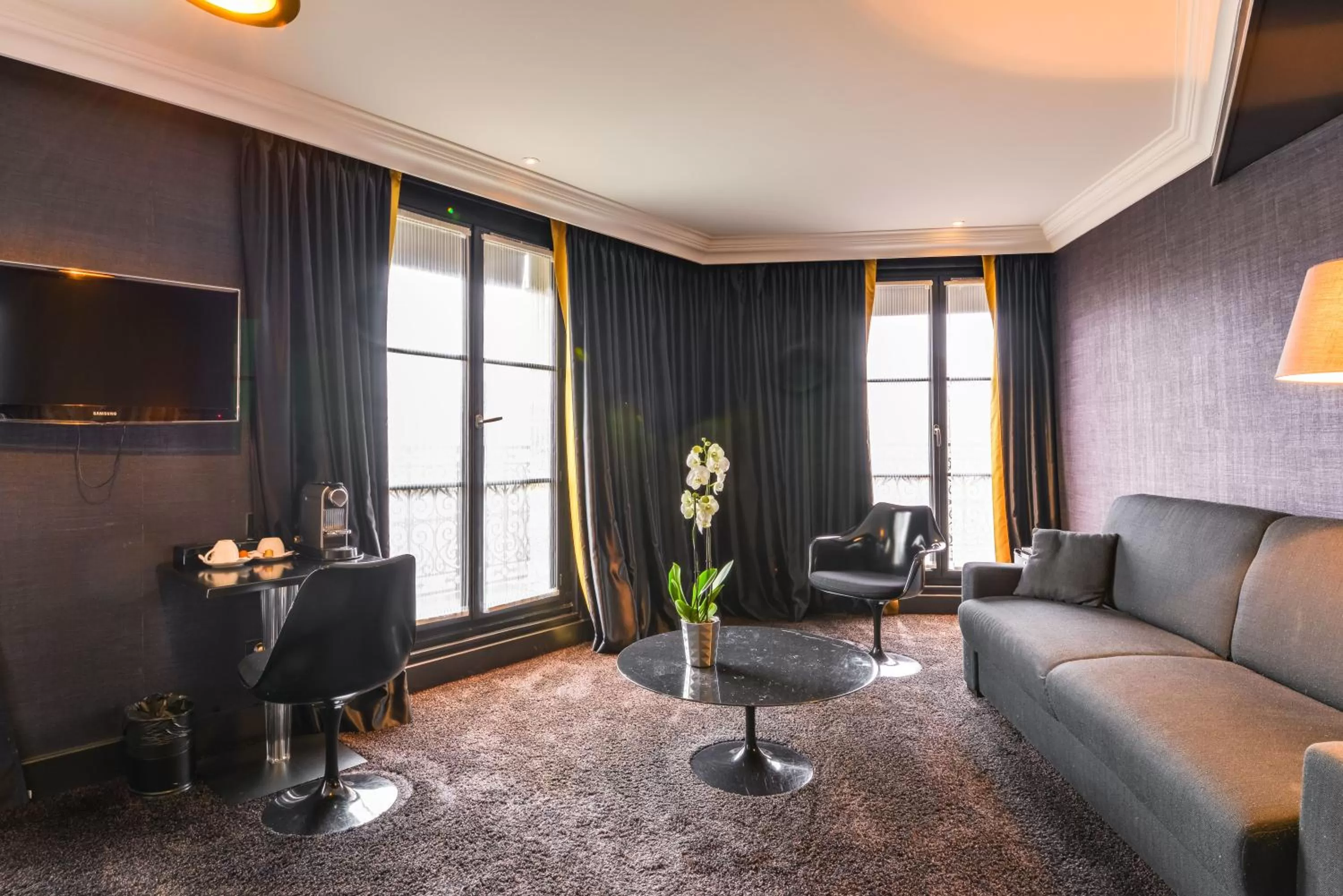 Communal lounge/ TV room in First Hotel Paris Tour Eiffel