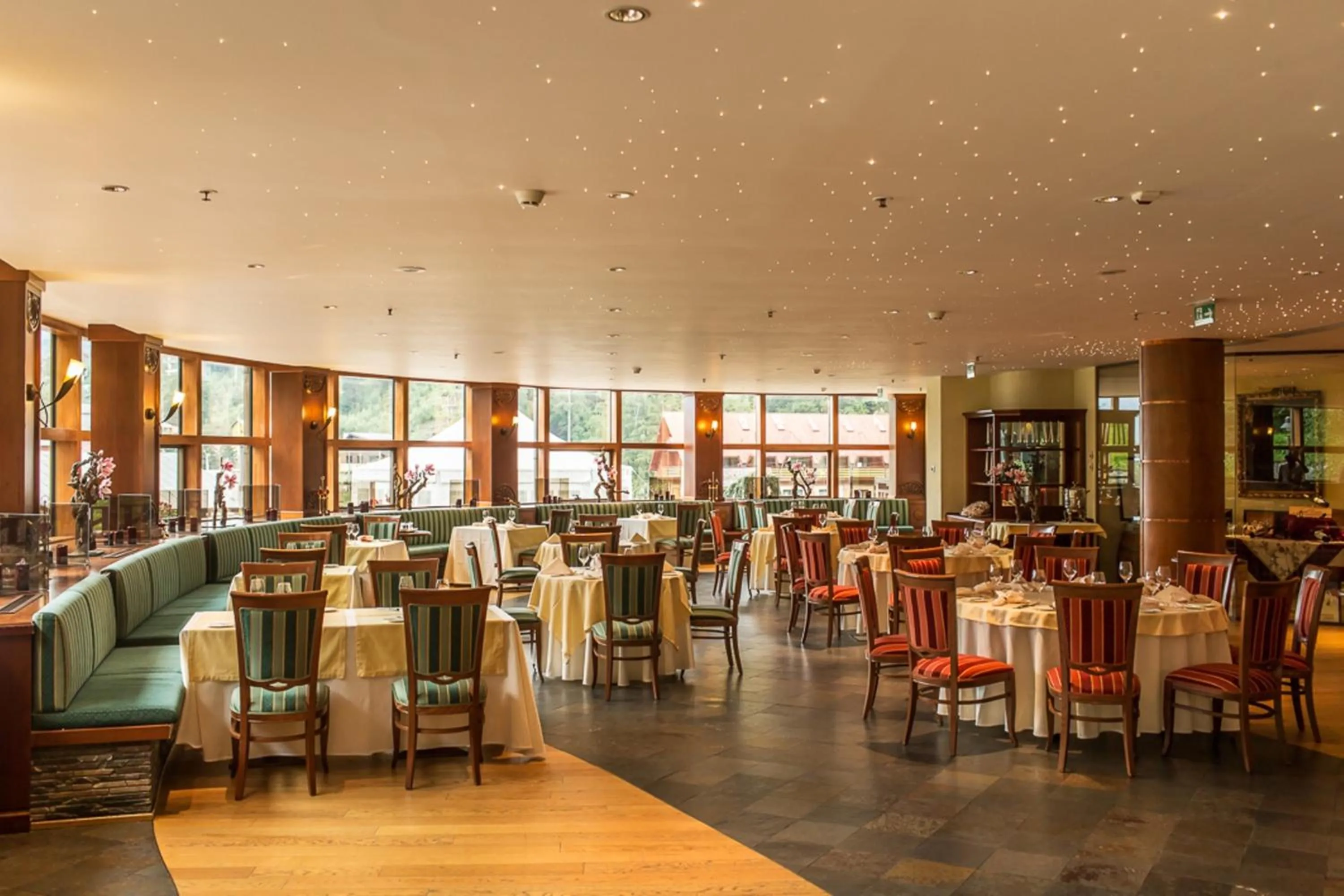 Restaurant/places to eat in Lux Garden Hotel