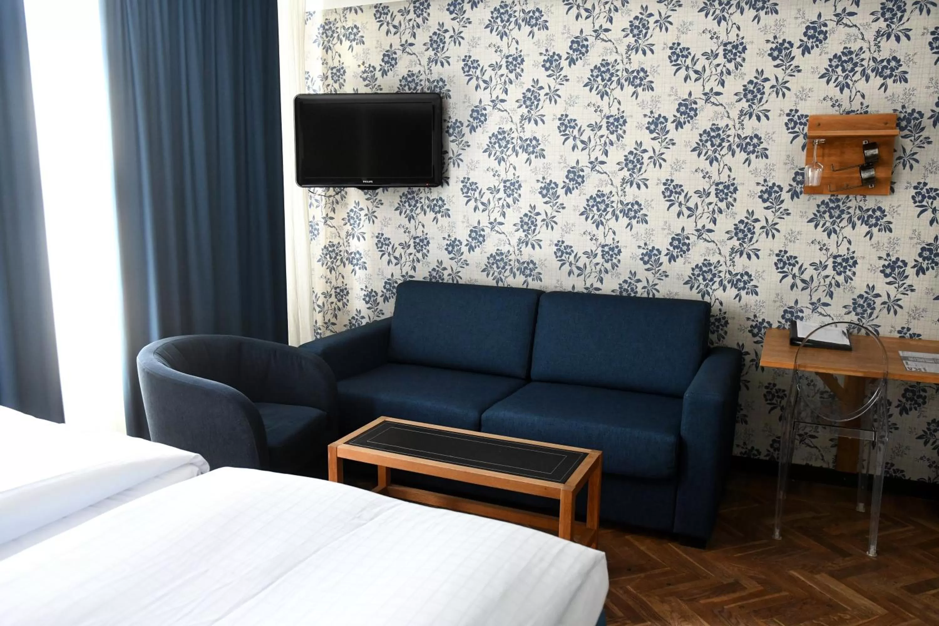 Seating area, Bed in Huskvarna Stadshotell