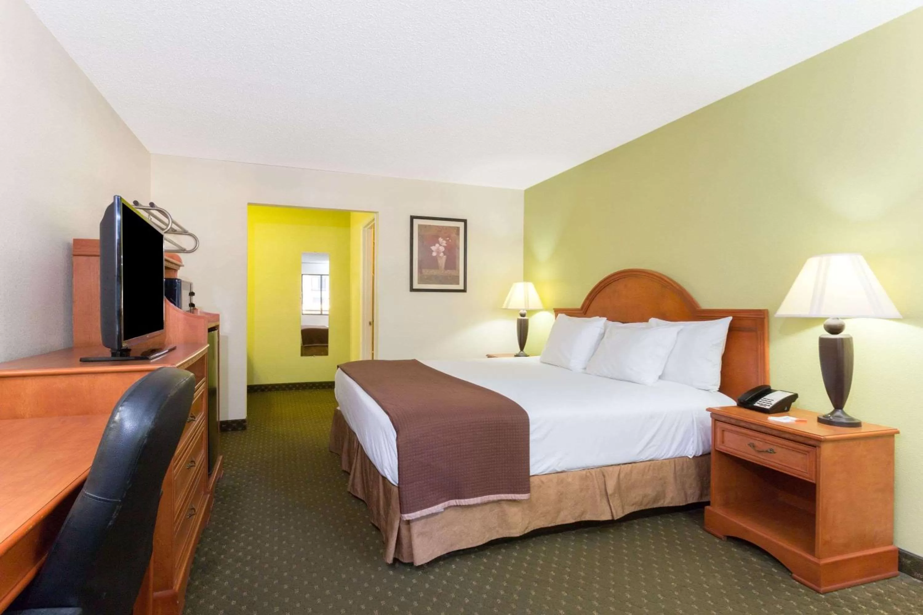 Photo of the whole room, Bed in Howard Johnson by Wyndham Tallahassee