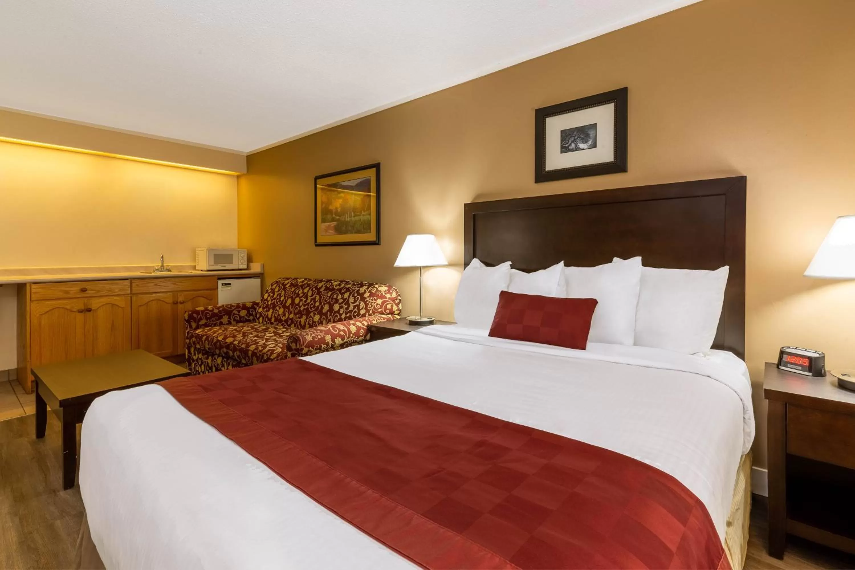 Photo of the whole room, Bed in Ramada by Wyndham Coquitlam