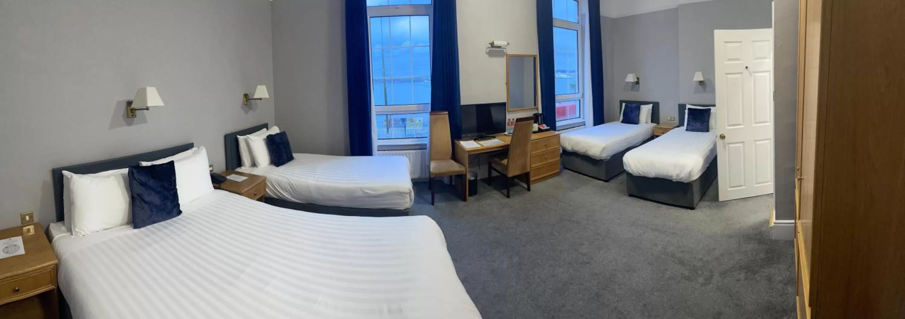 Photo of the whole room, Bed in Commodore Hotel