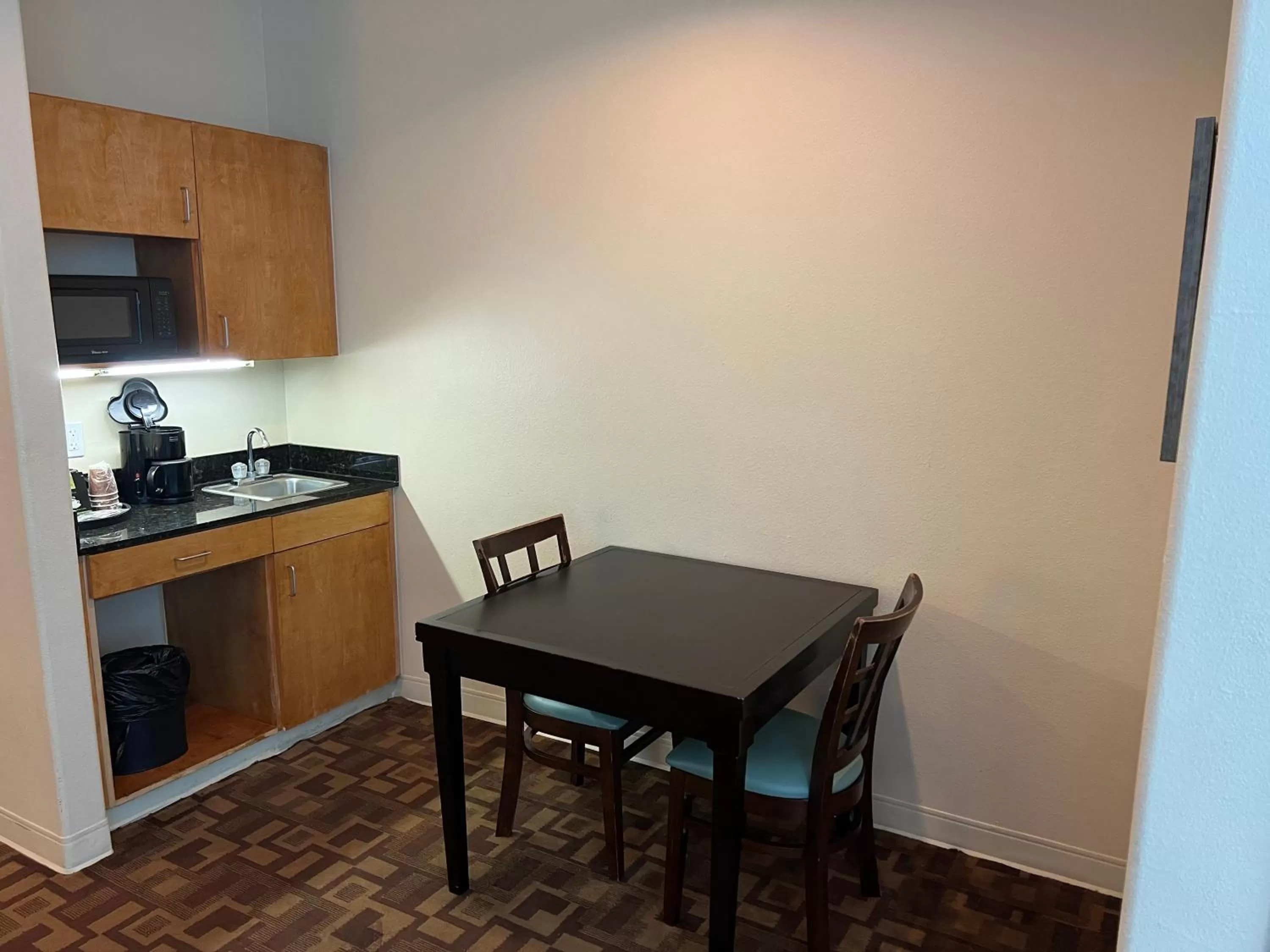 Kitchen or kitchenette in Sunchase Inn & Suites