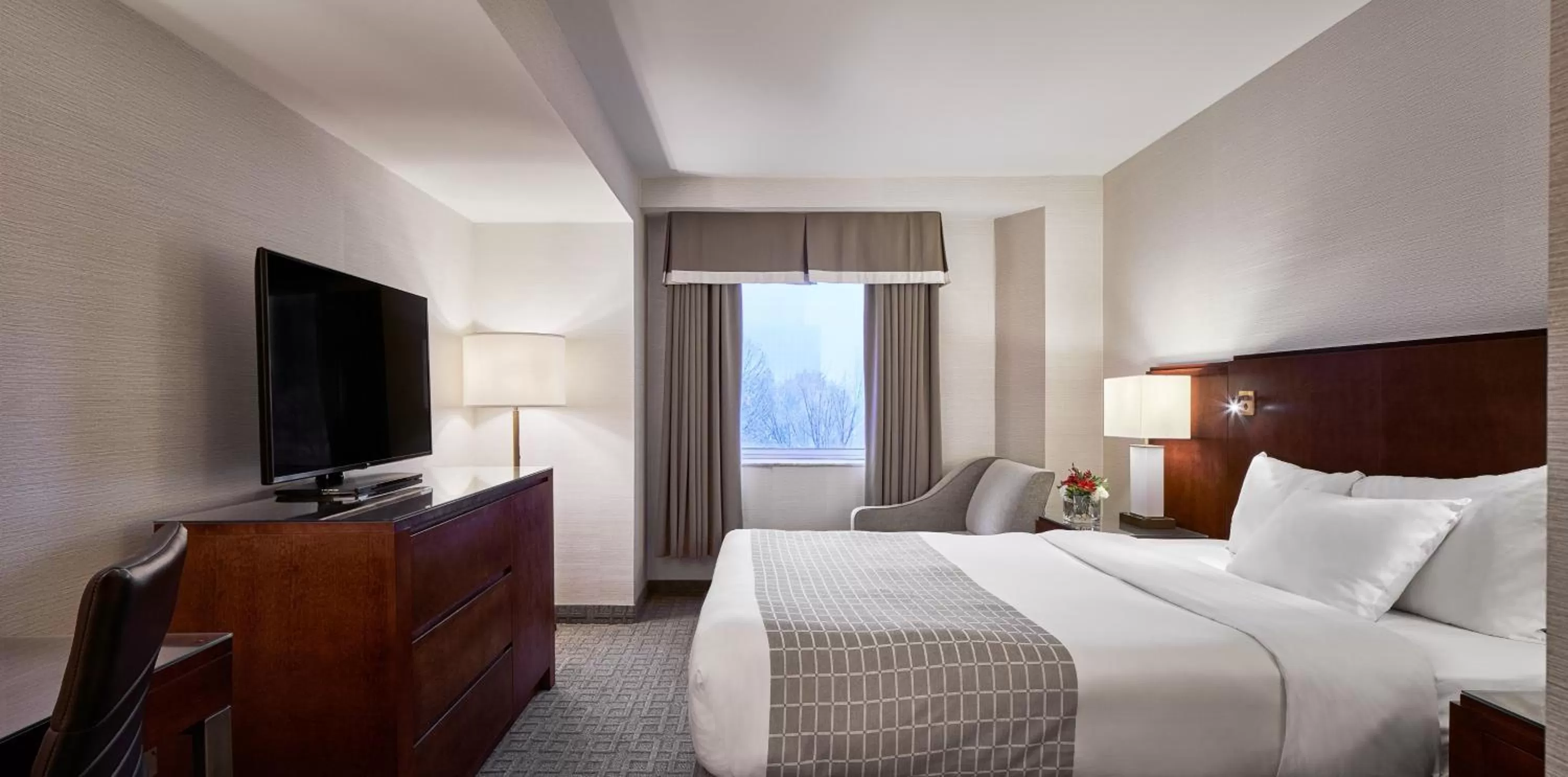 Photo of the whole room, Bed in Lord Elgin Hotel