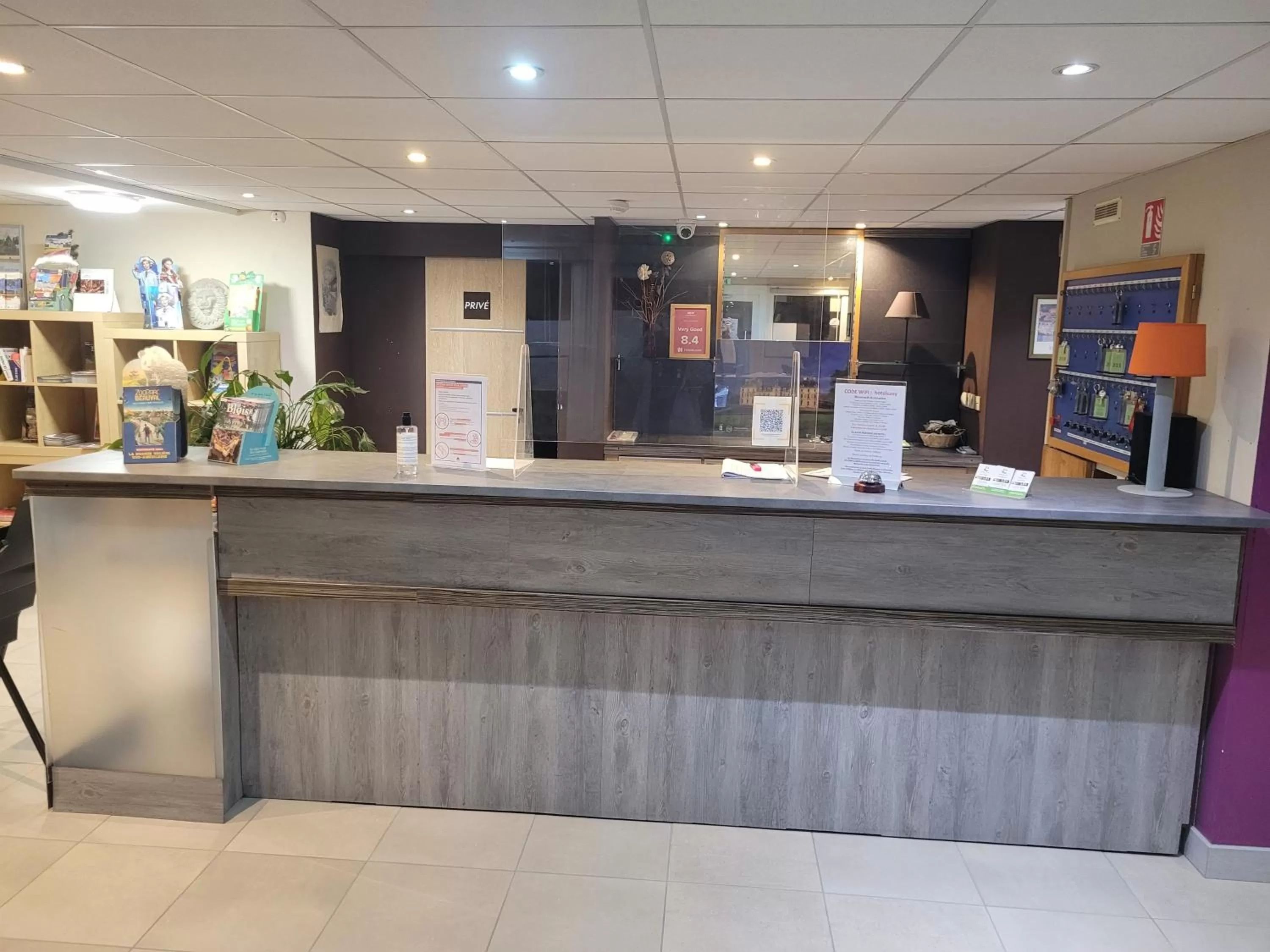 Lobby or reception in Hôtel Le Cosy Blois Villebarou