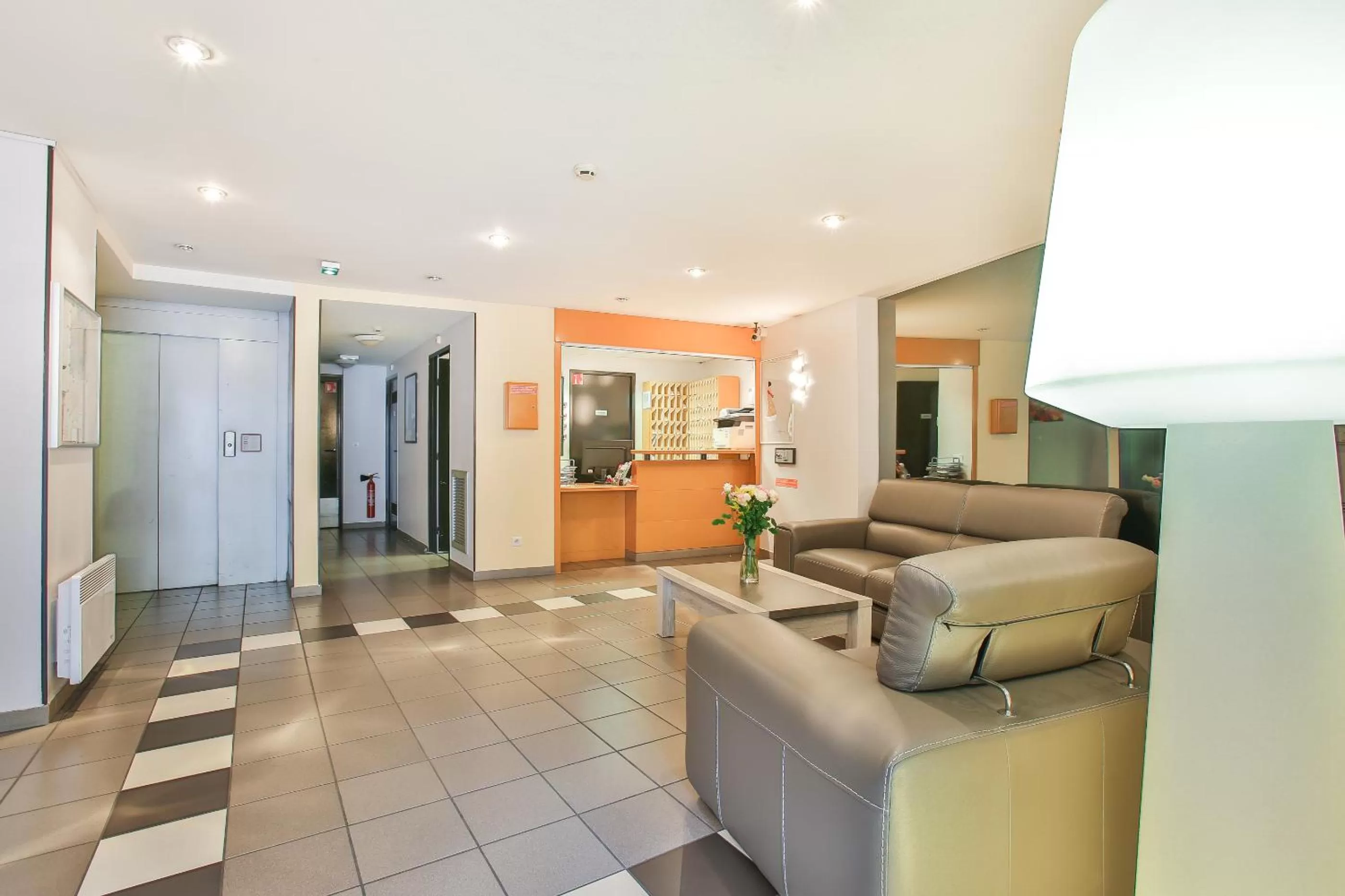 Lobby or reception in Hôtel et Résidence Les Lauréades Clermont-Ferrand Centre Jaude
