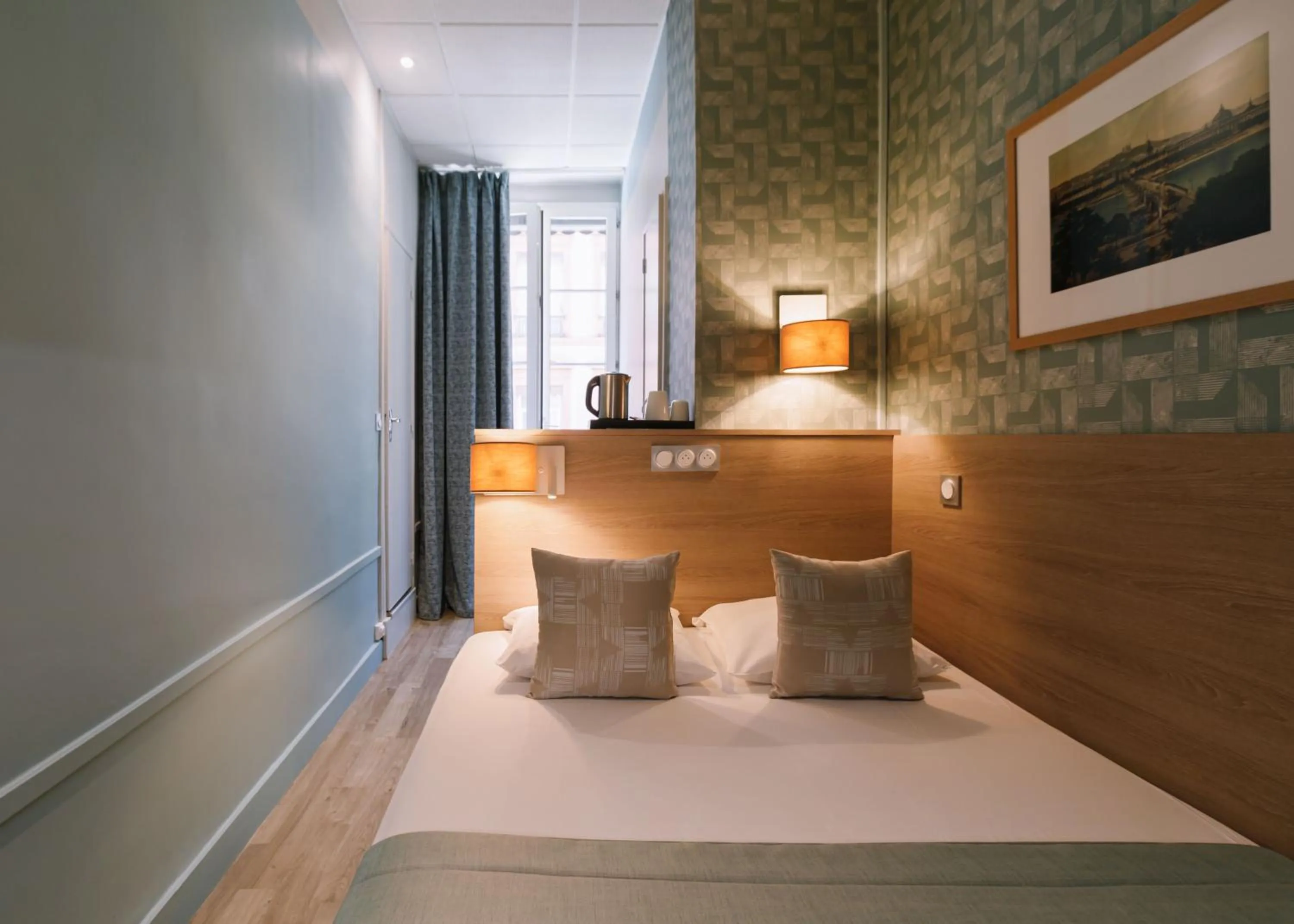 Bed in Hôtel du Dauphin