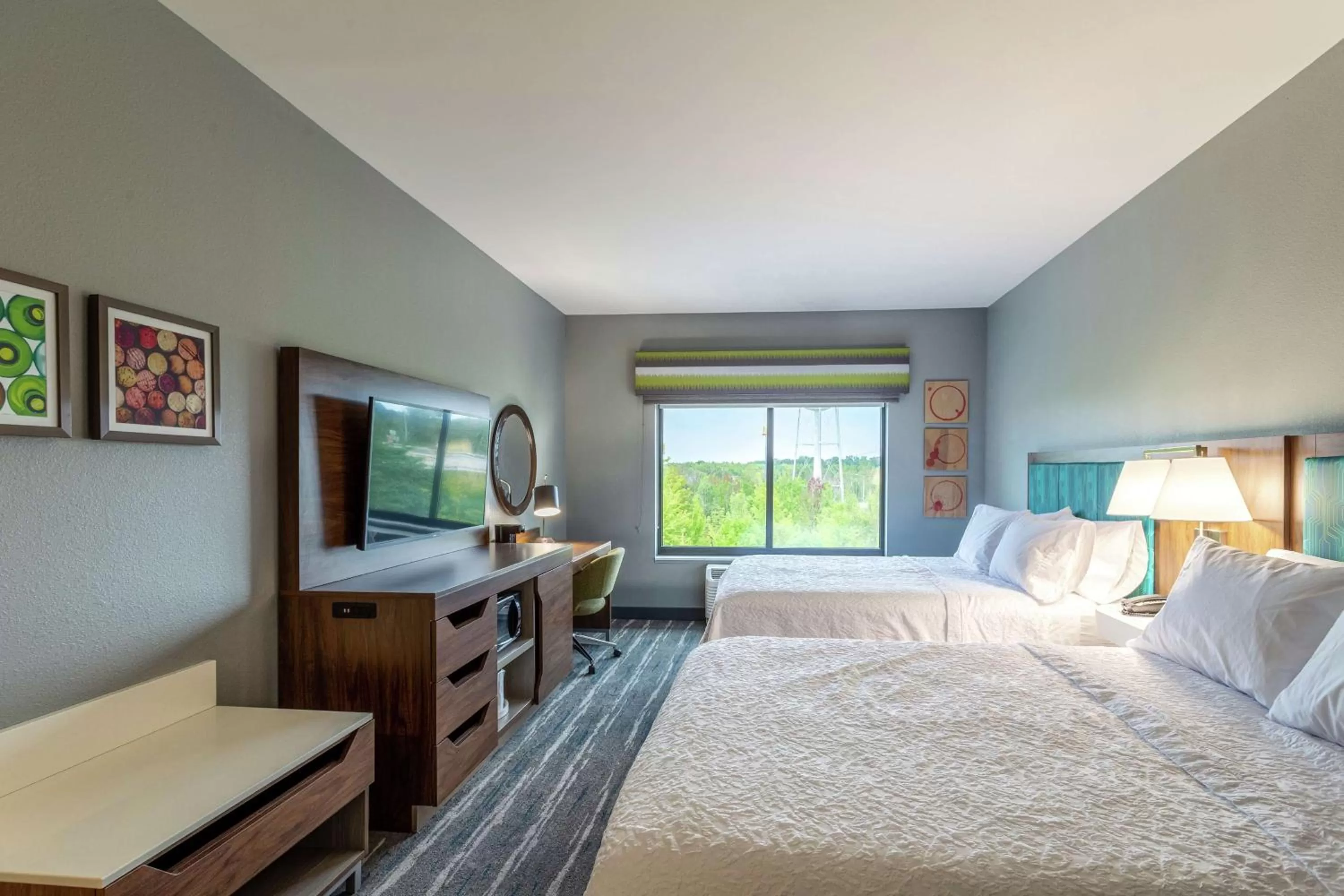 Bedroom, Bed in Hampton Inn Madison, OH