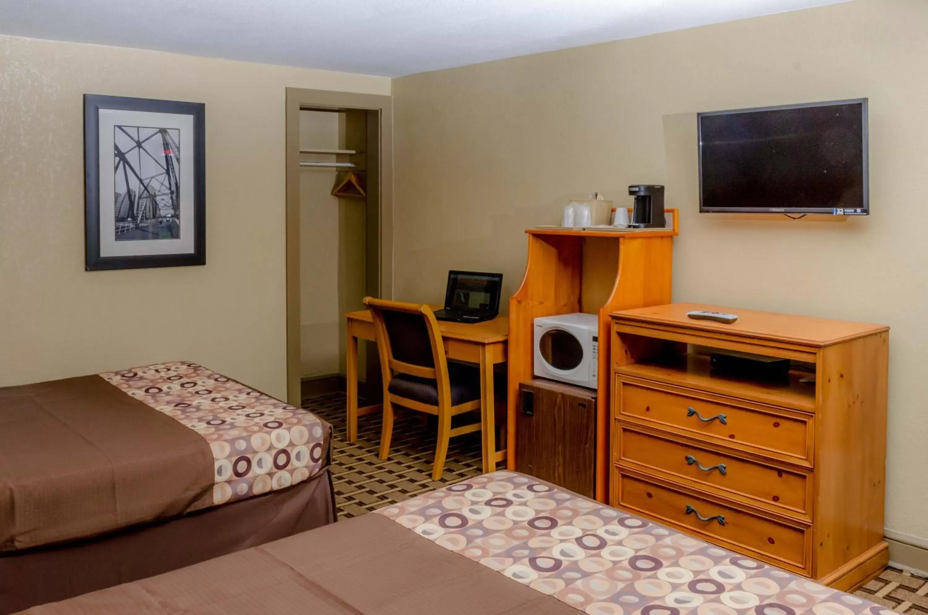 Double Room with Two Double Beds - Non-Smoking in Relax Inn - Bryson City Double Room with Two Double Beds - Non-Smoking in Relax Inn - Bryson City