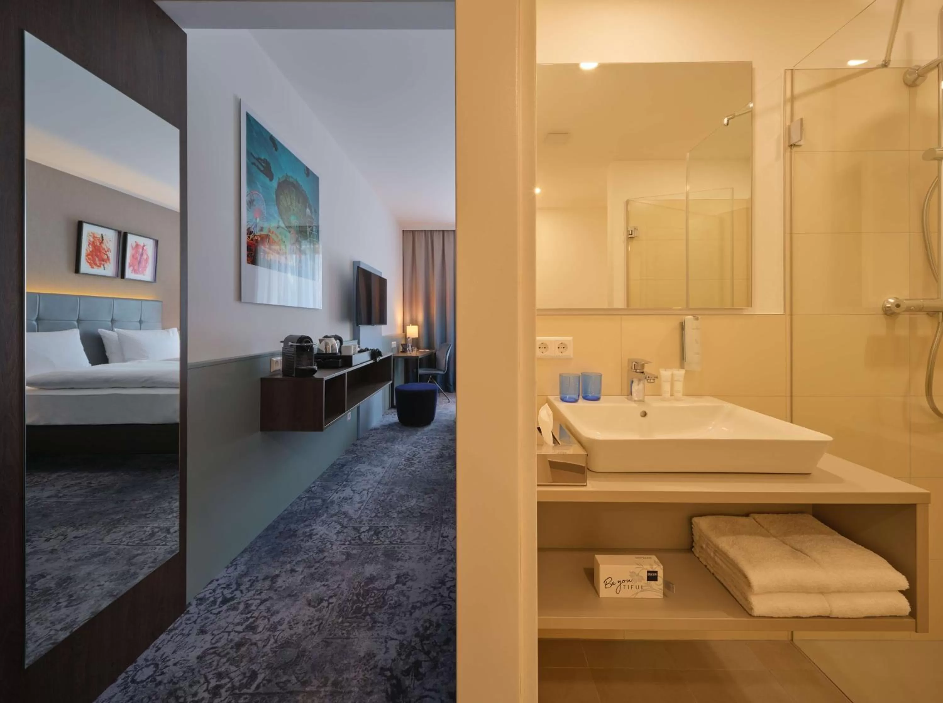 Bathroom, Bed in Dorint Parkhotel Frankfurt / Bad Vilbel