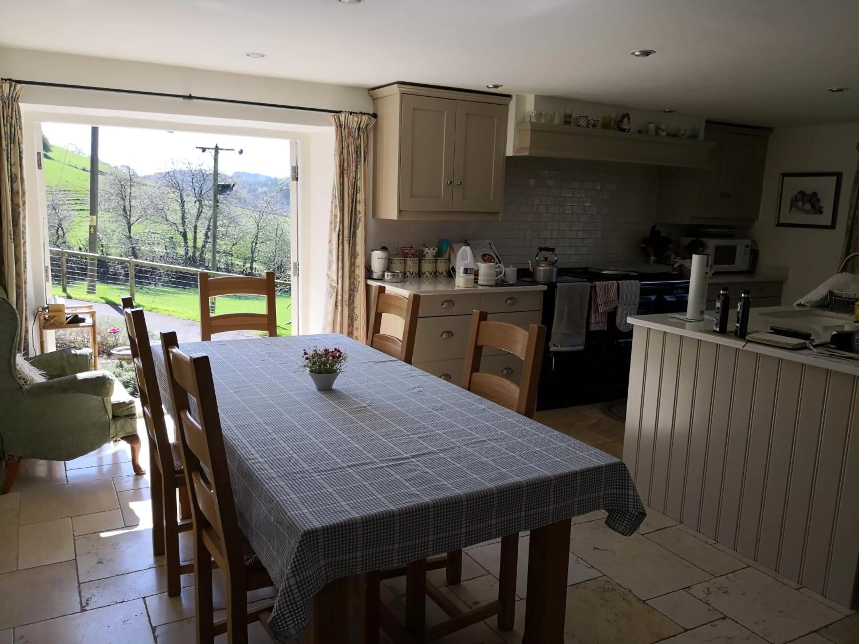 Continental breakfast, Kitchen/Kitchenette in Walnut Tree Farm