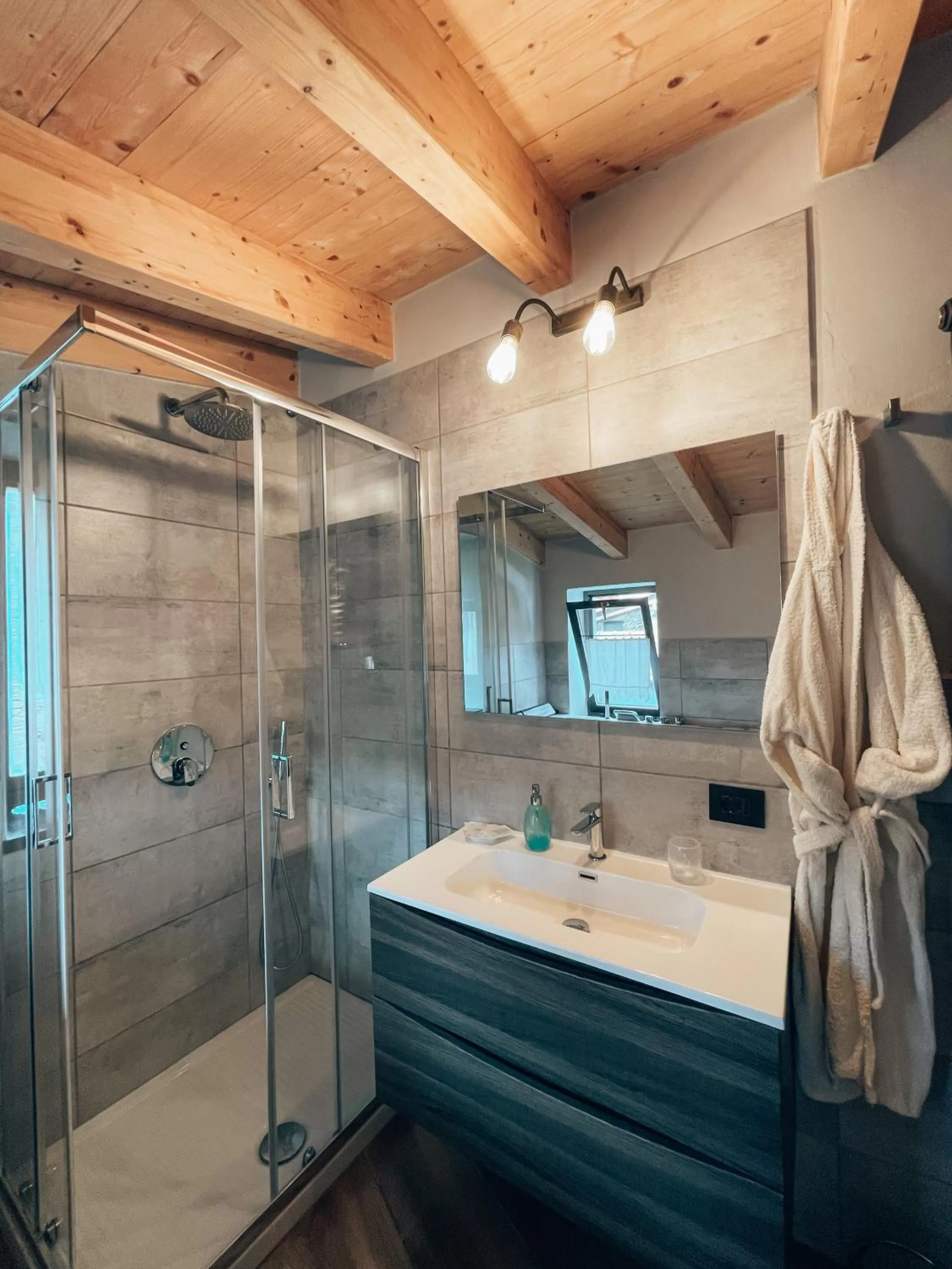 Shower in Talking Stones