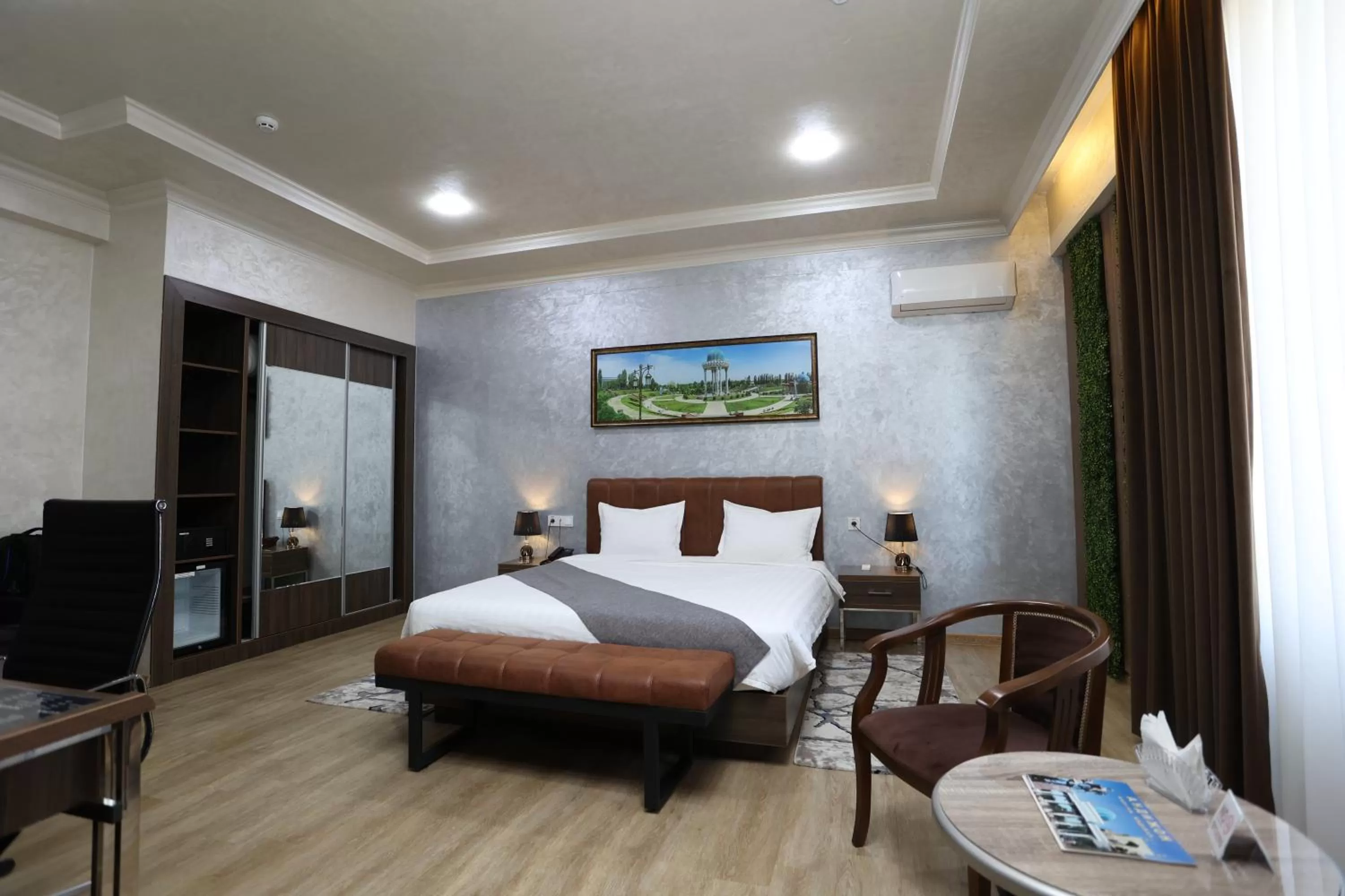 Photo of the whole room, Bed in CHlNOR HOTEL