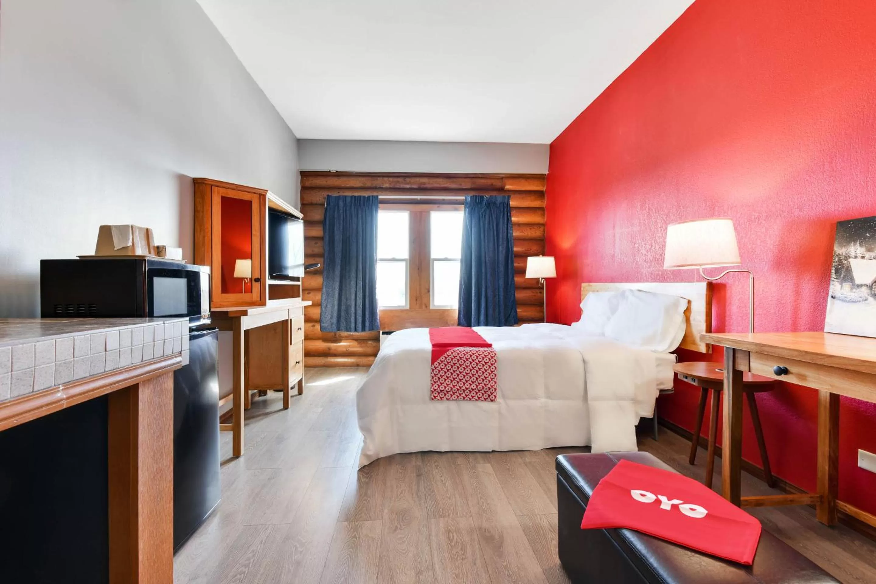 Queen Room - Disability Access in Casa Loma Inn & Suites by OYO Davenport IA near I-80