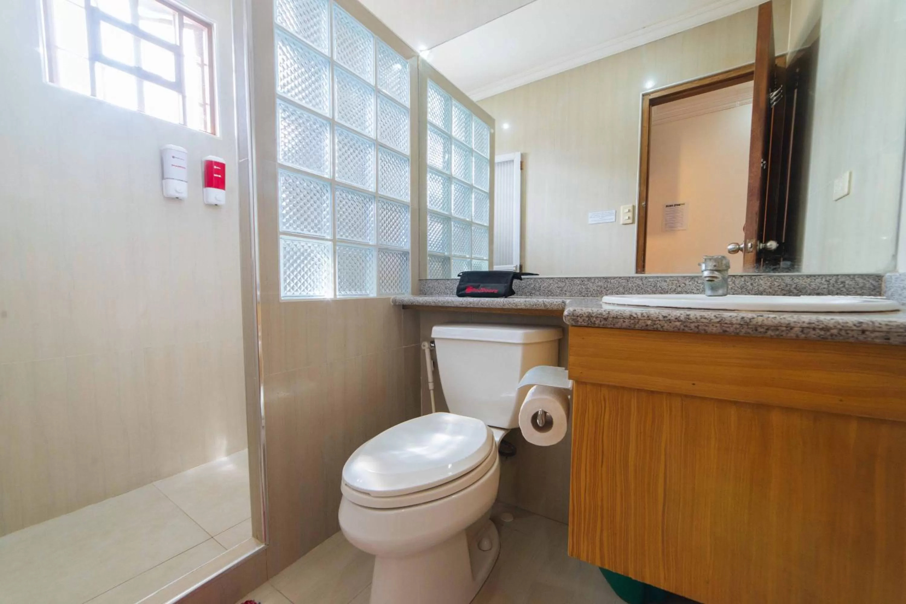 Shower in RedDoorz Plus @ Starhomes Olivianville