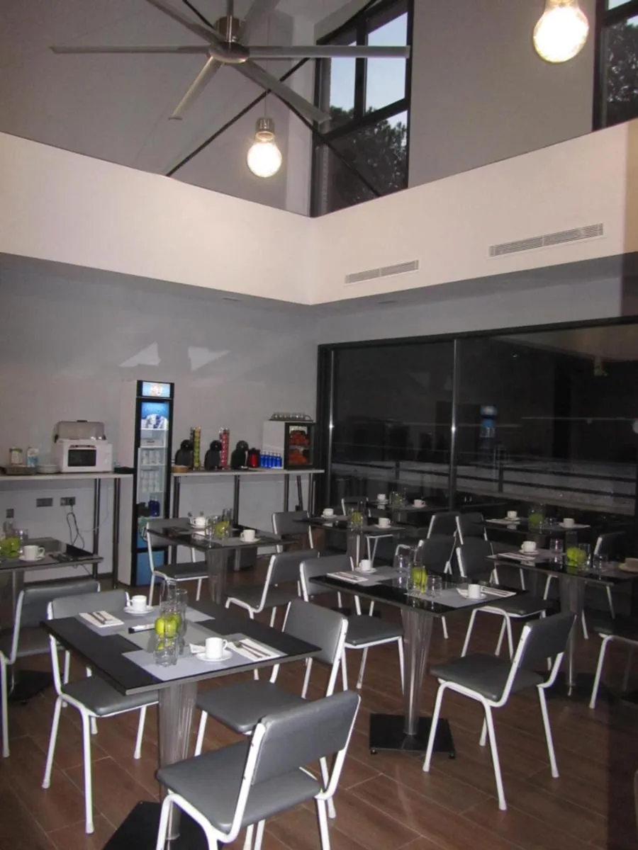 Restaurant/places to eat in H La Cabaña