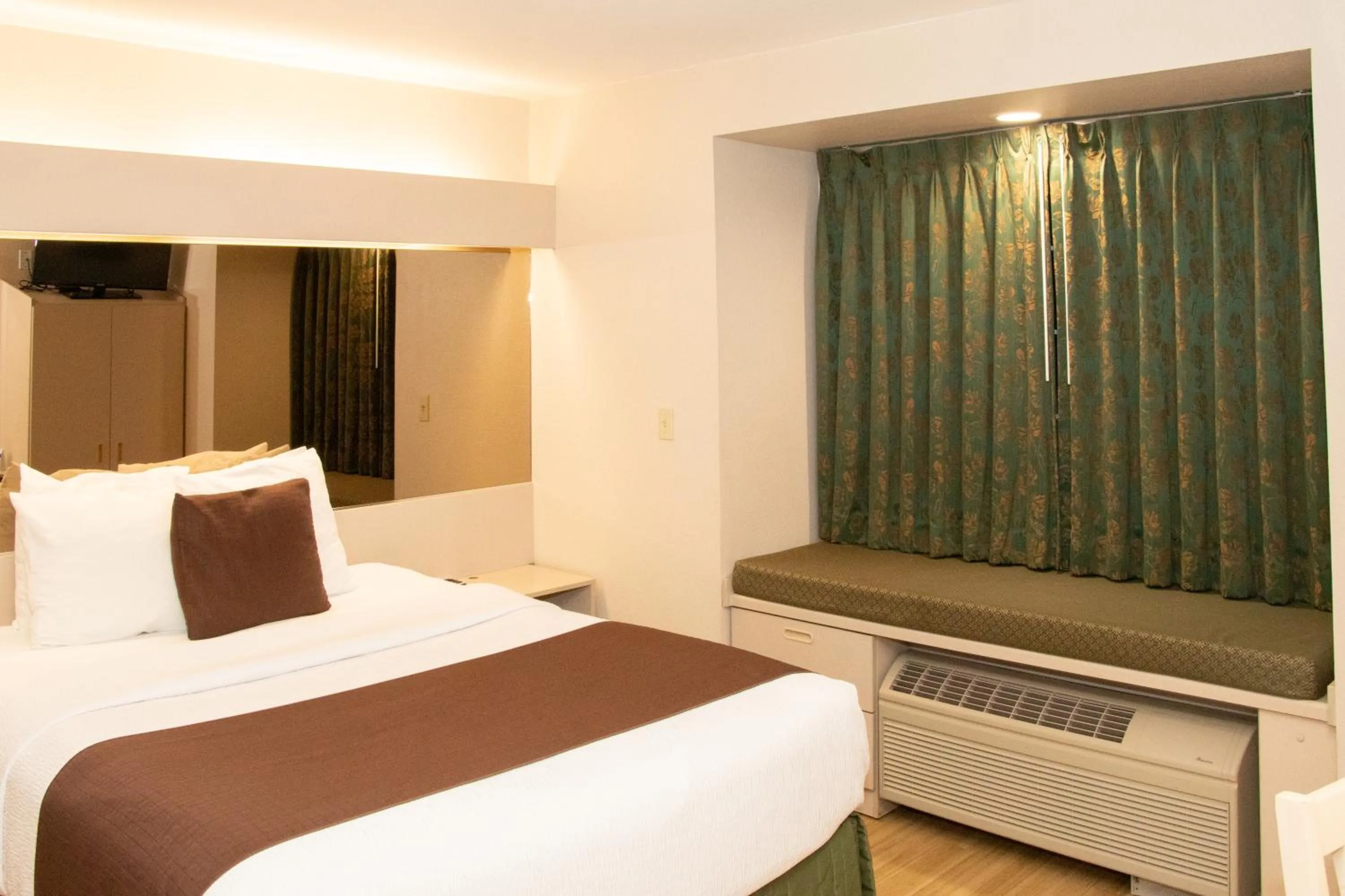 Bed in Microtel Inn & Suites Lodi