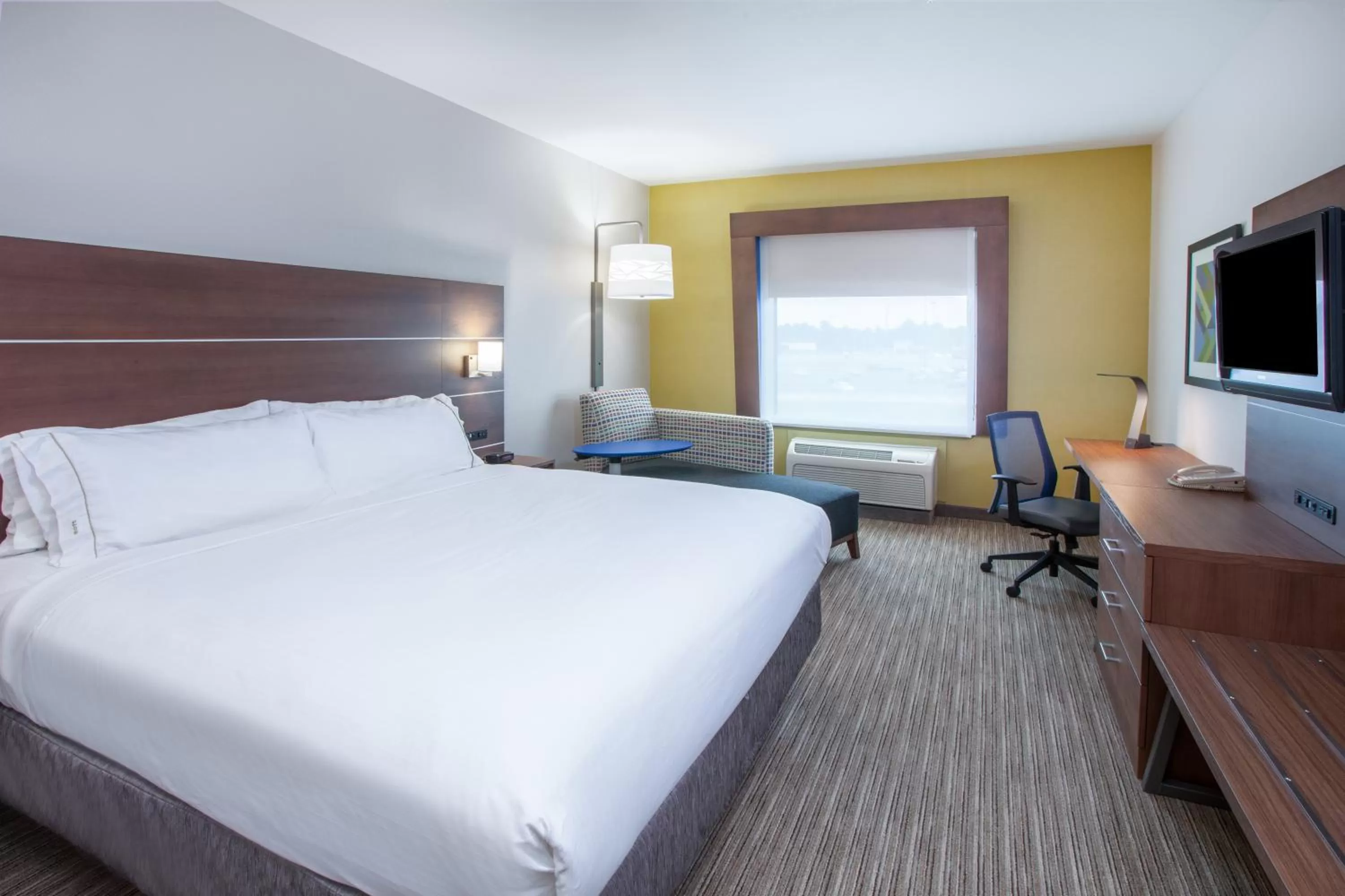 Photo of the whole room, Bed in Holiday Inn Express & Suites Texarkana by IHG