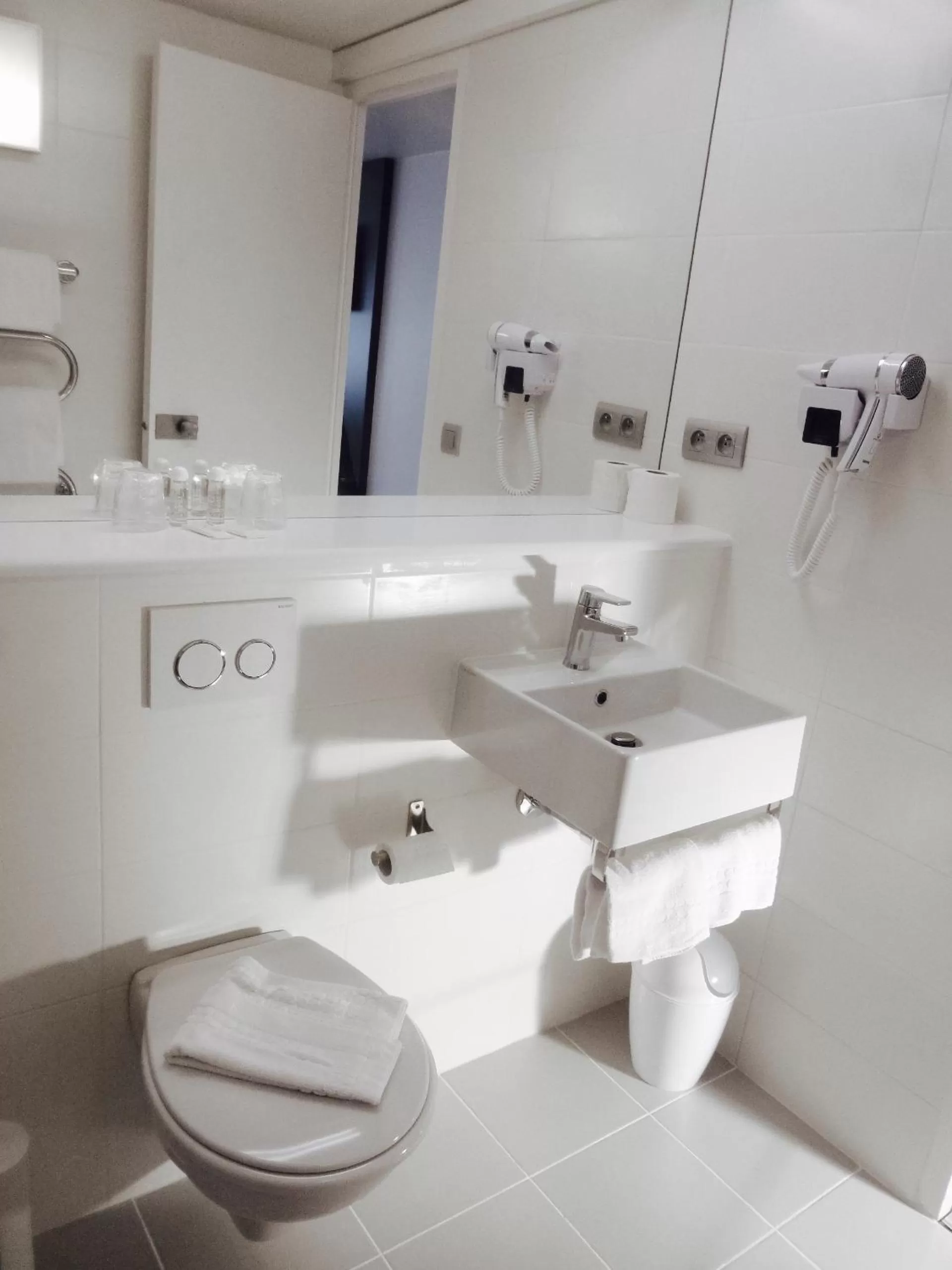 Toilet in Hotel Pavillon des Gatines