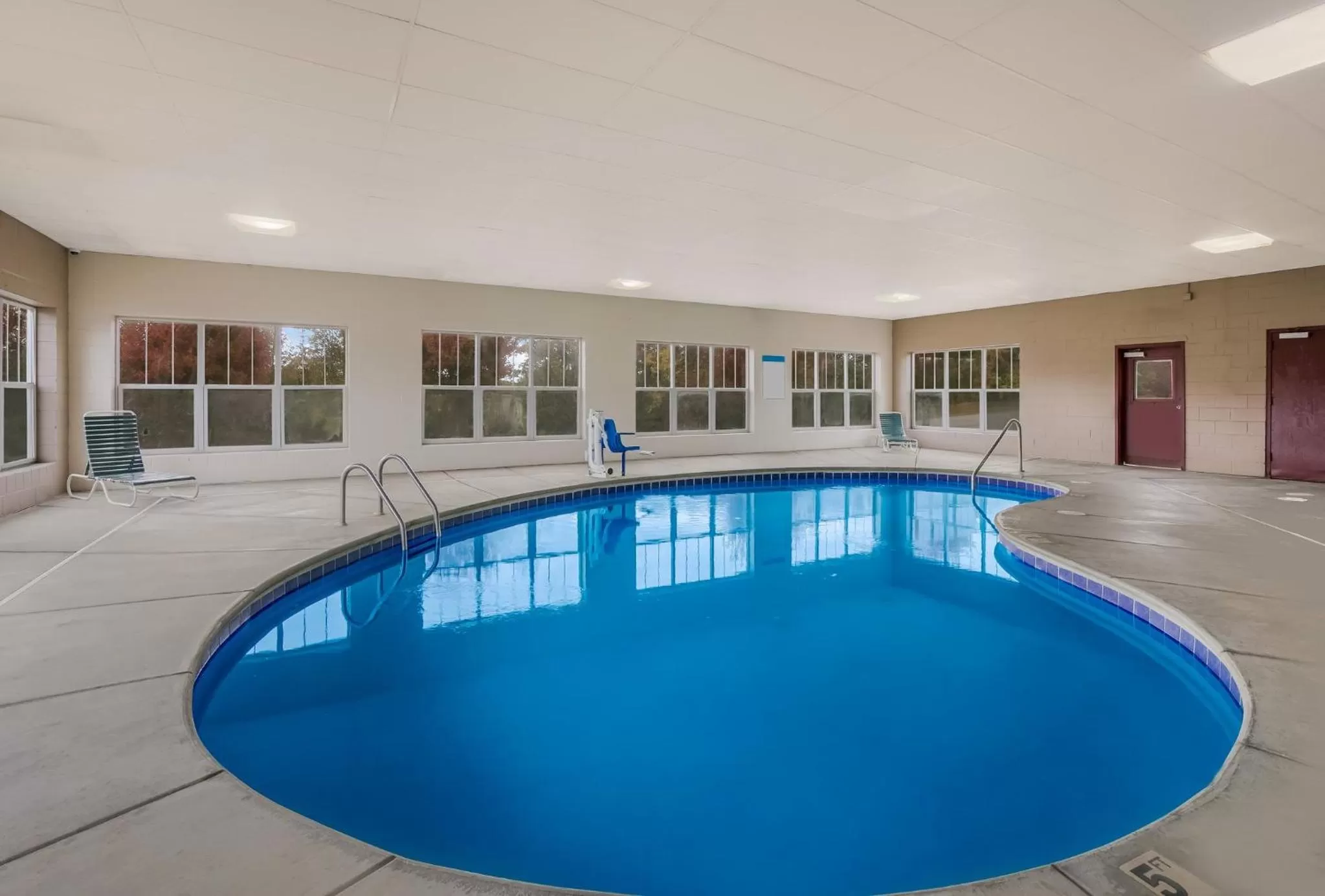 Swimming pool in Red Roof Inn & Suites Knoxville East