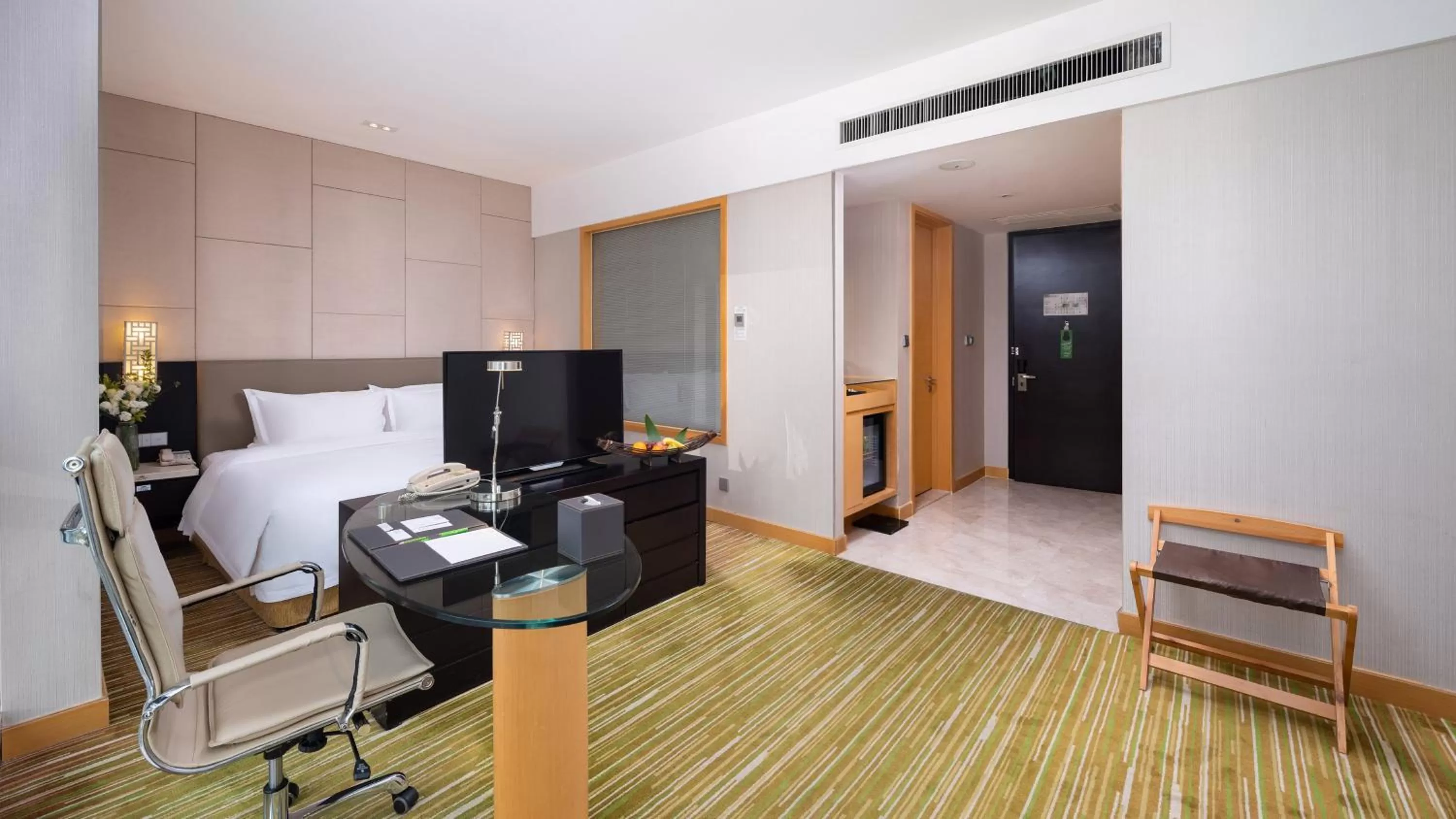 Photo of the whole room, Bed in Holiday Inn Nanchang Riverside by IHG