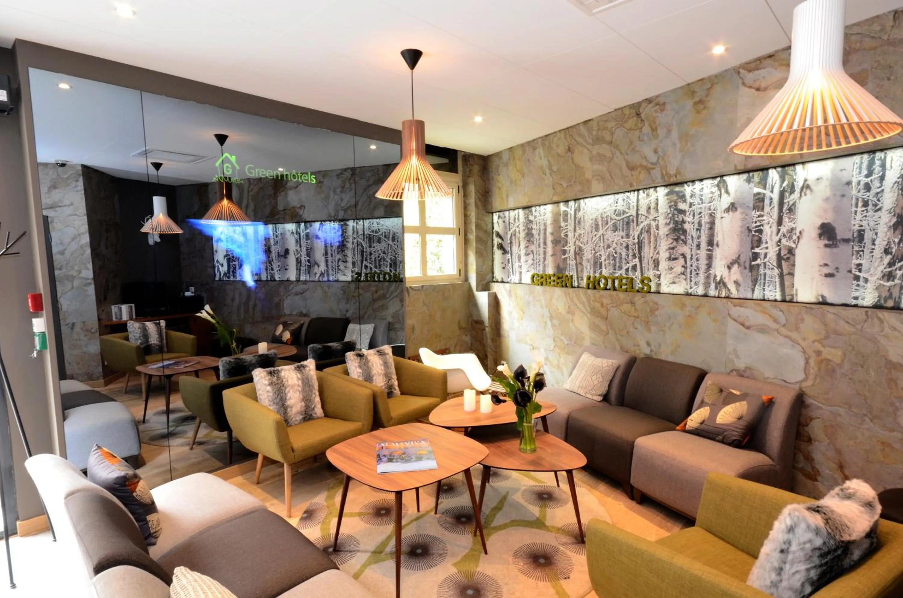 Communal lounge/ TV room in Green hotels Confort Paris 13
