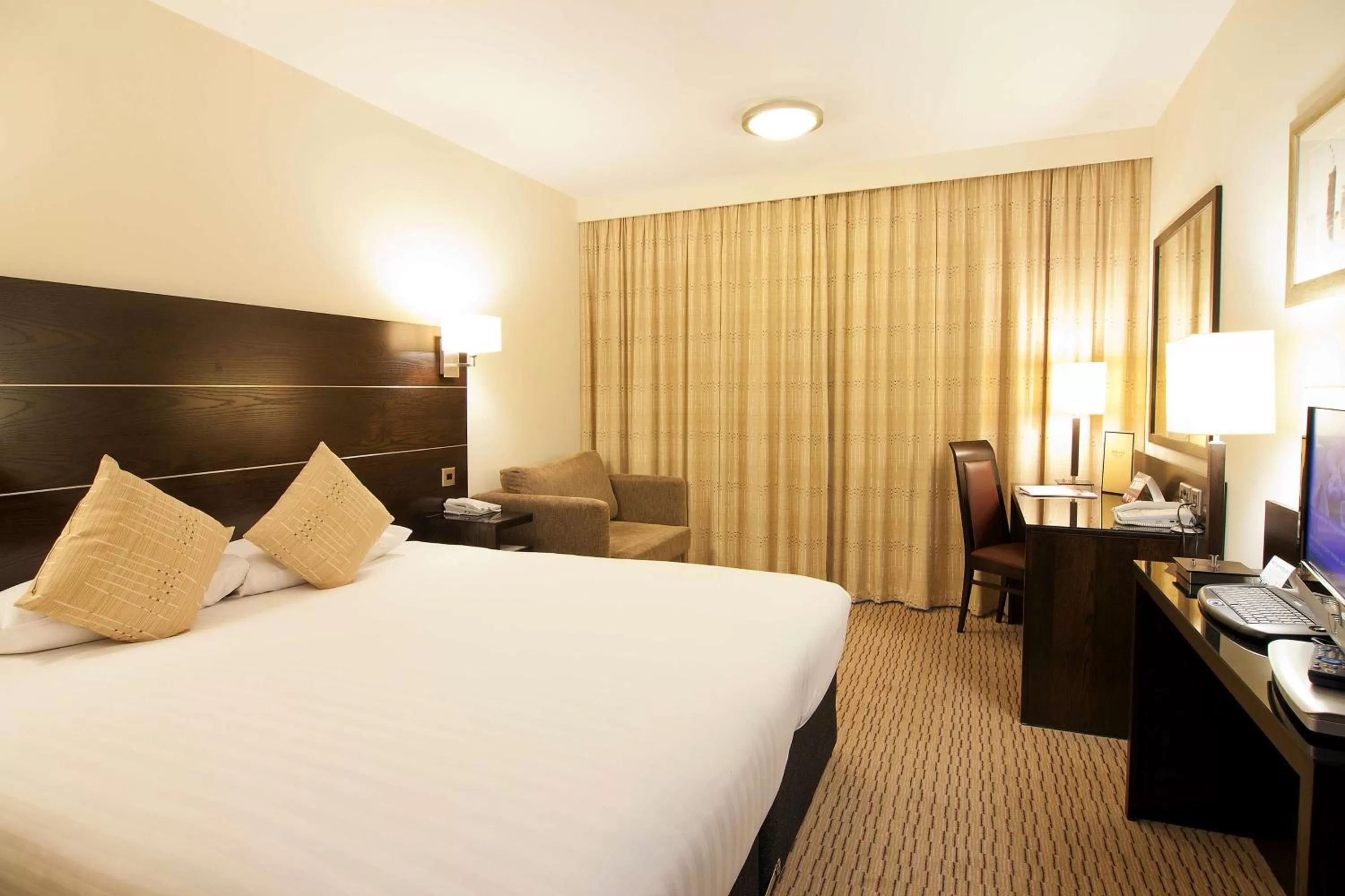 Bedroom in DoubleTree by Hilton London Heathrow Airport