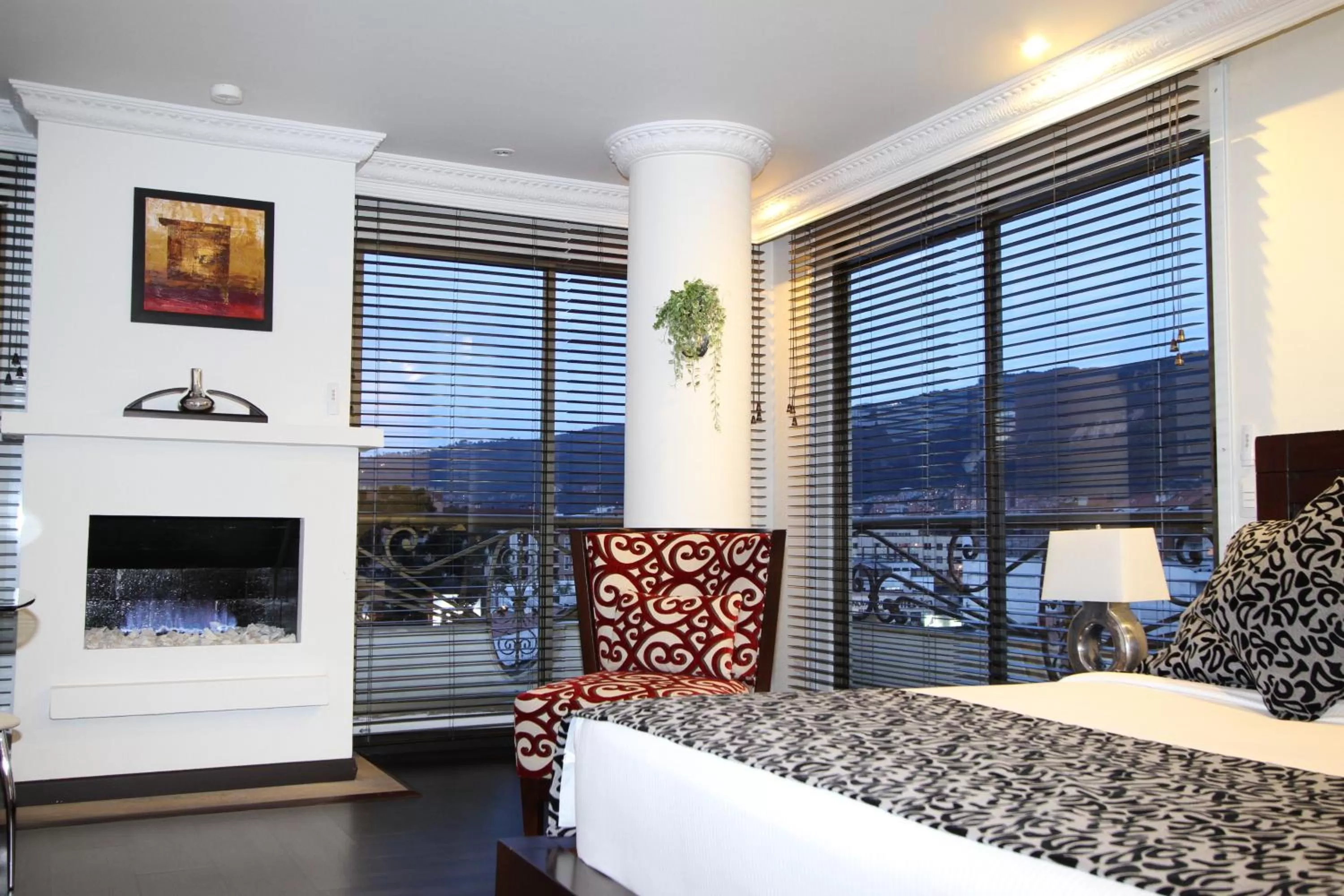 Other, Bed in Hotel Suites 108