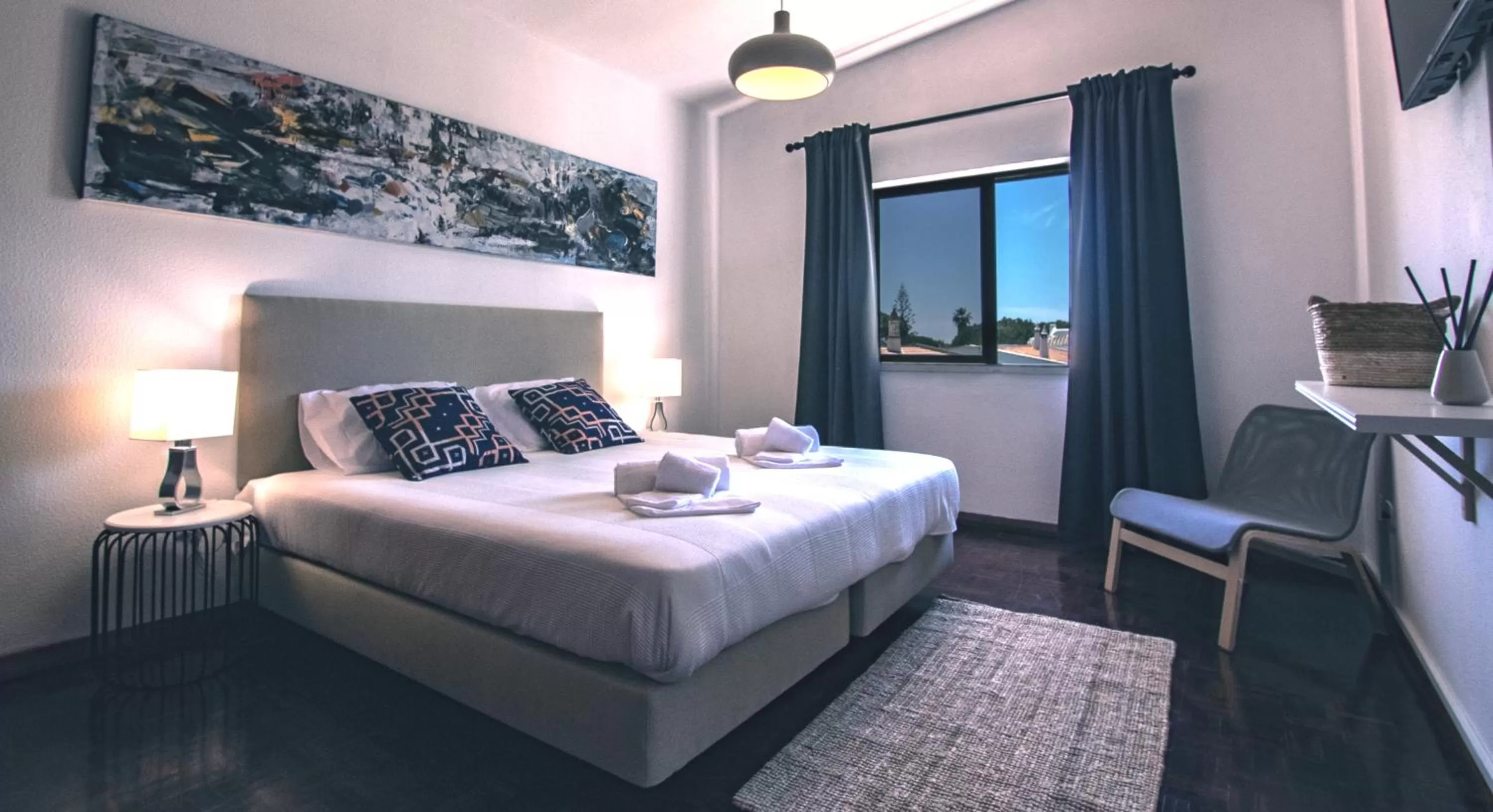 Bed in Pine House - Faro Airport, Beach and City Center