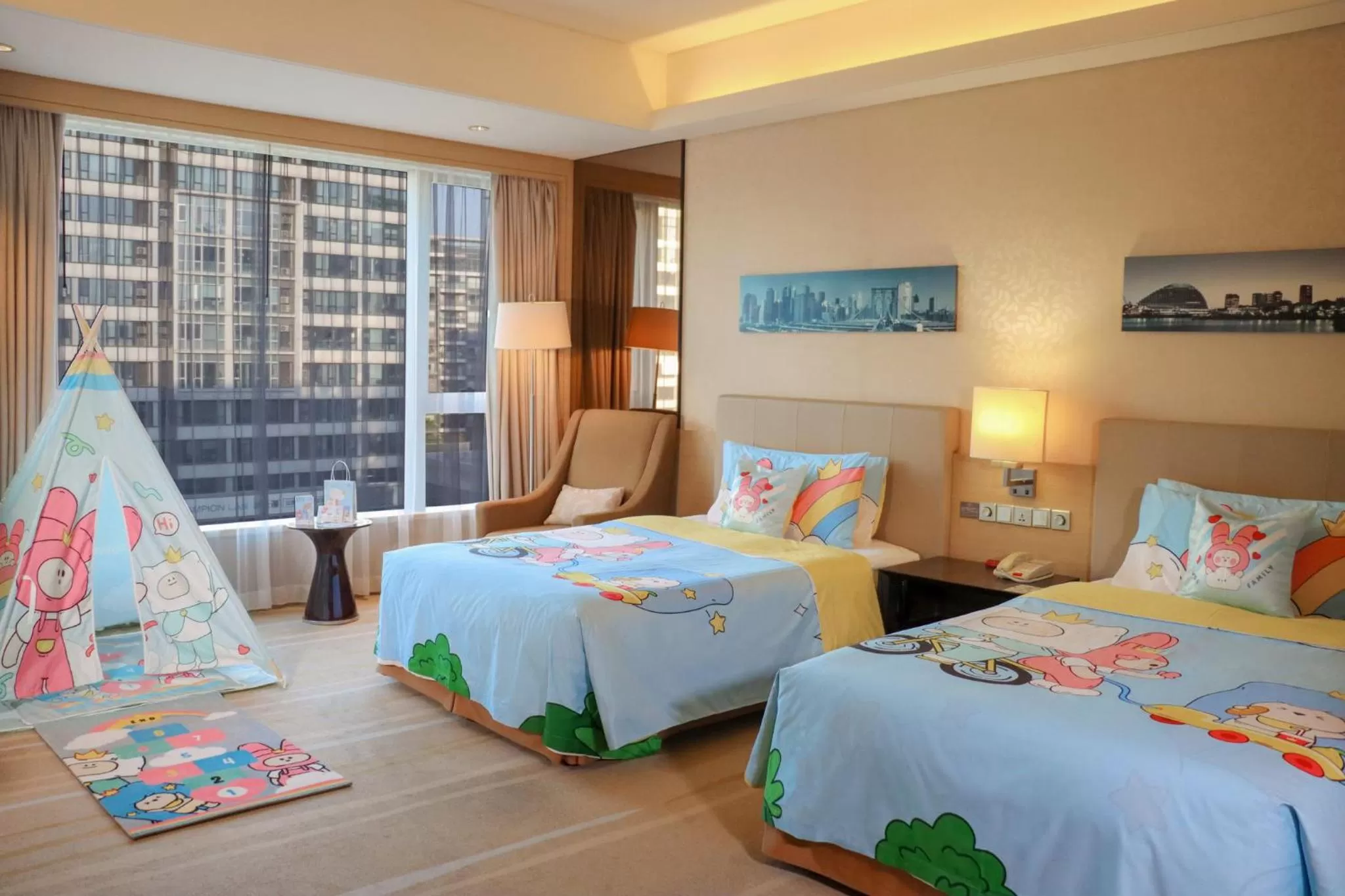 Photo of the whole room, Bed in Crowne Plaza Guangzhou Huadu by IHG