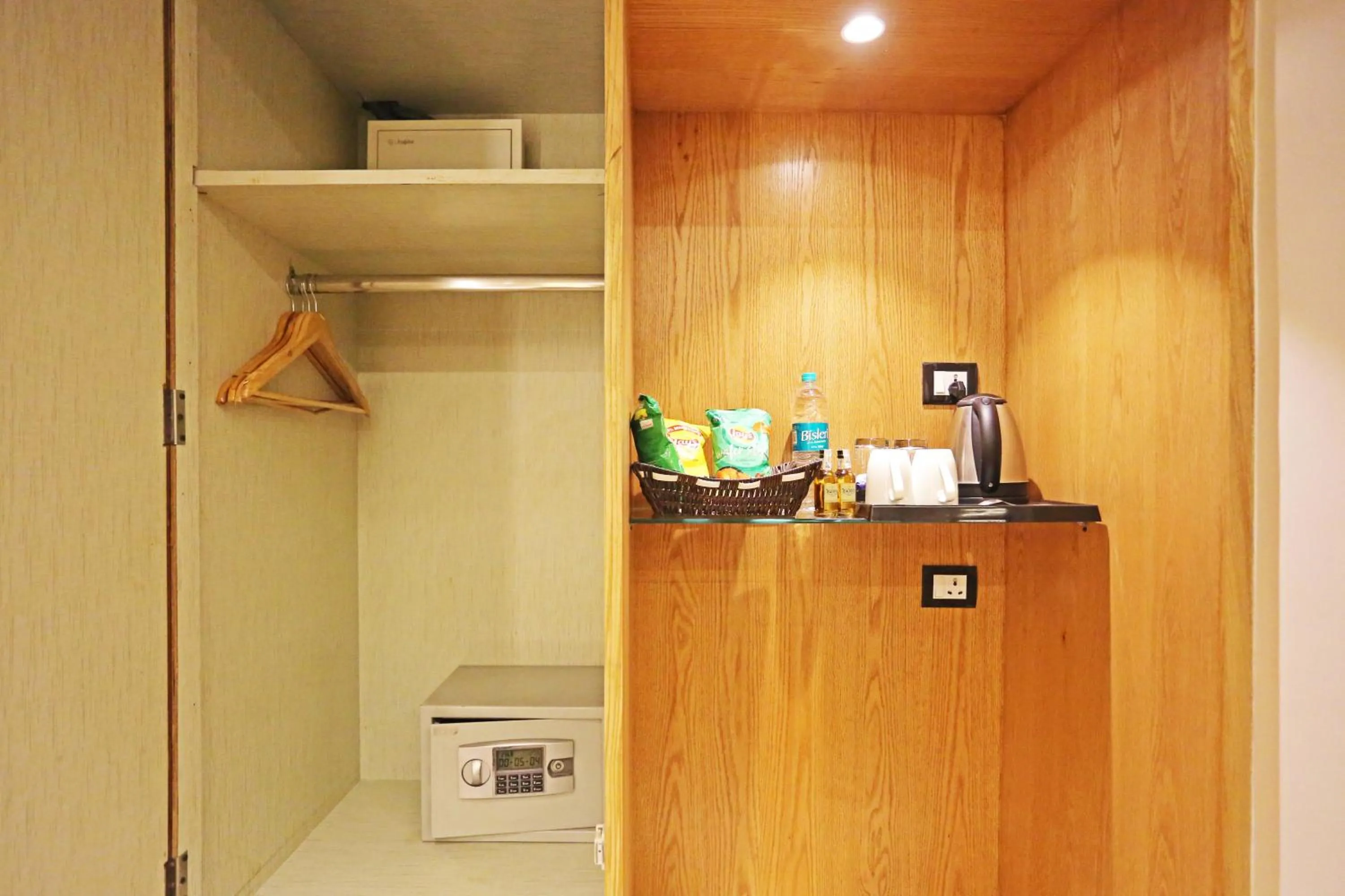 Restaurant/places to eat in JRD Luxury-Business Hotel