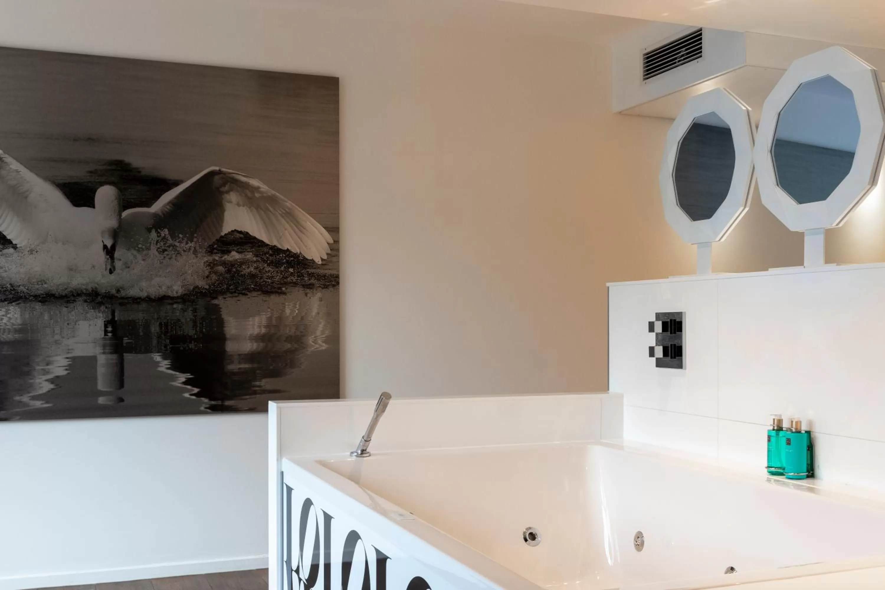 Bath in Hotel Mitland