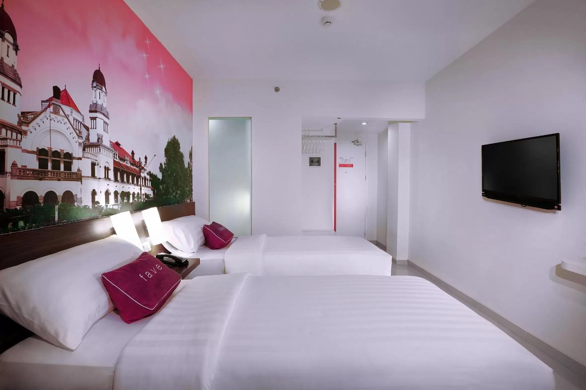 Photo of the whole room, Bed in favehotel Simpang Lima - Semarang