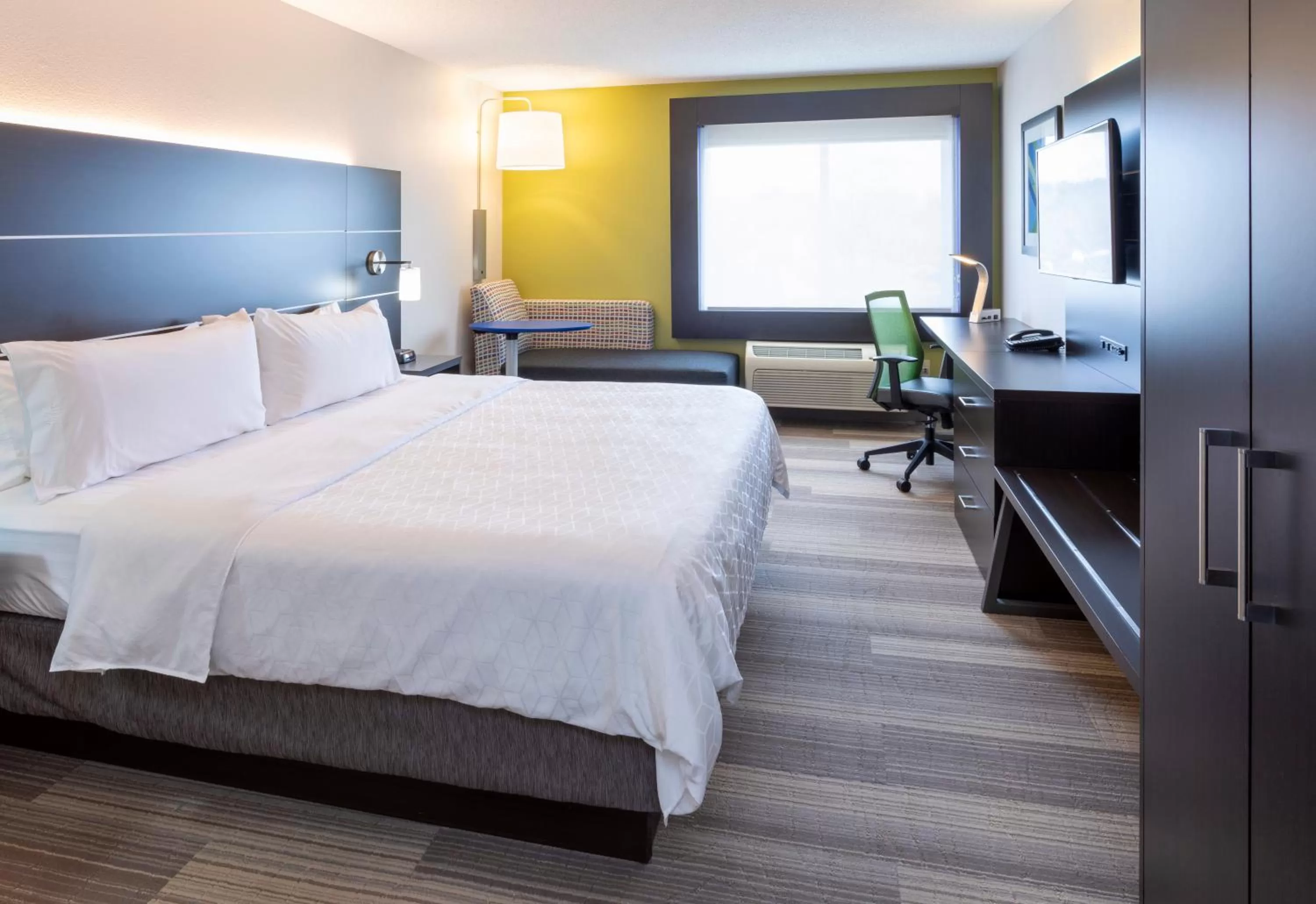 Bedroom, Bed in Holiday Inn Express Hotel & Suites-St. Paul by IHG