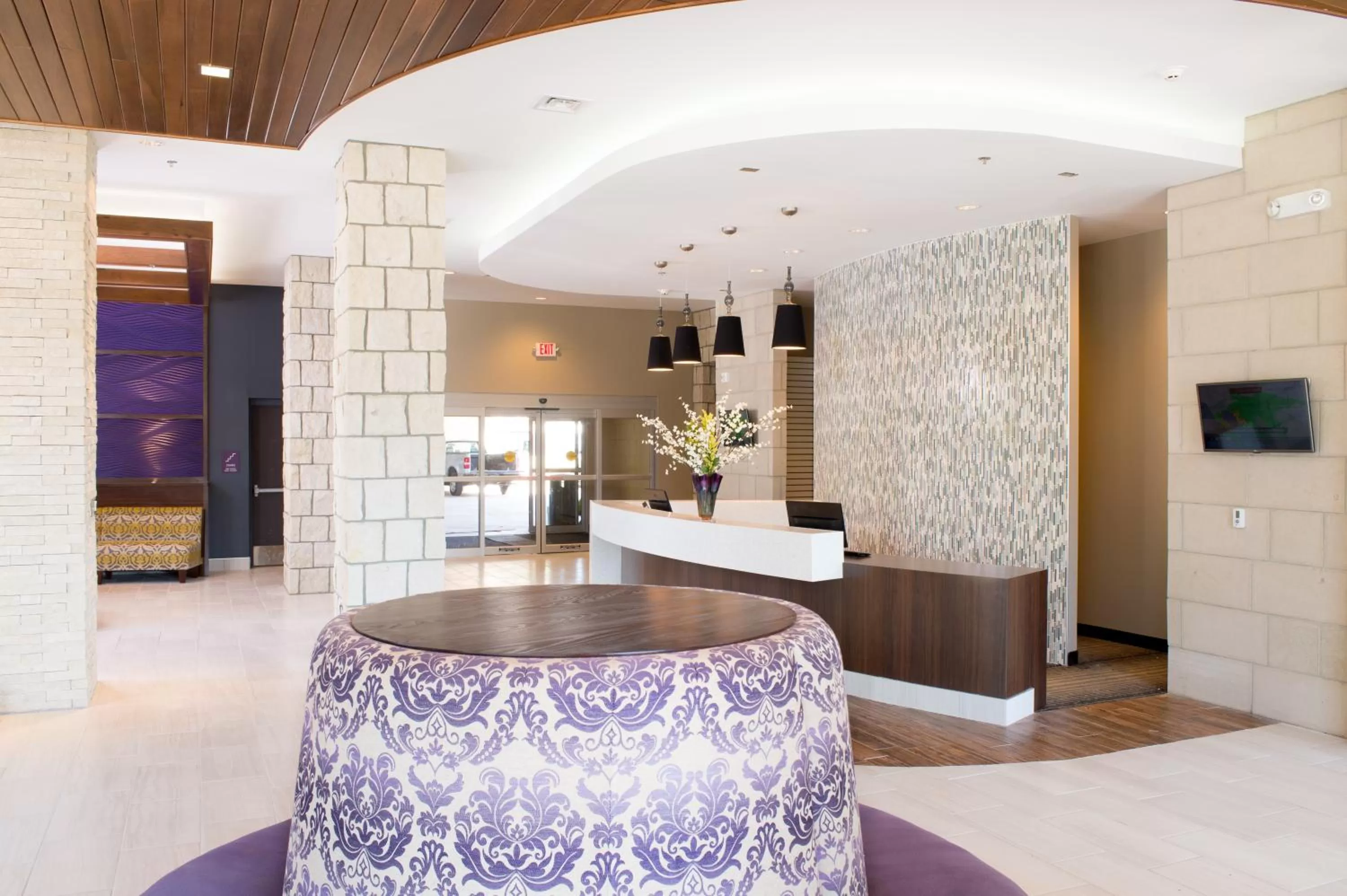 Lobby or reception in Bluemont Hotel
