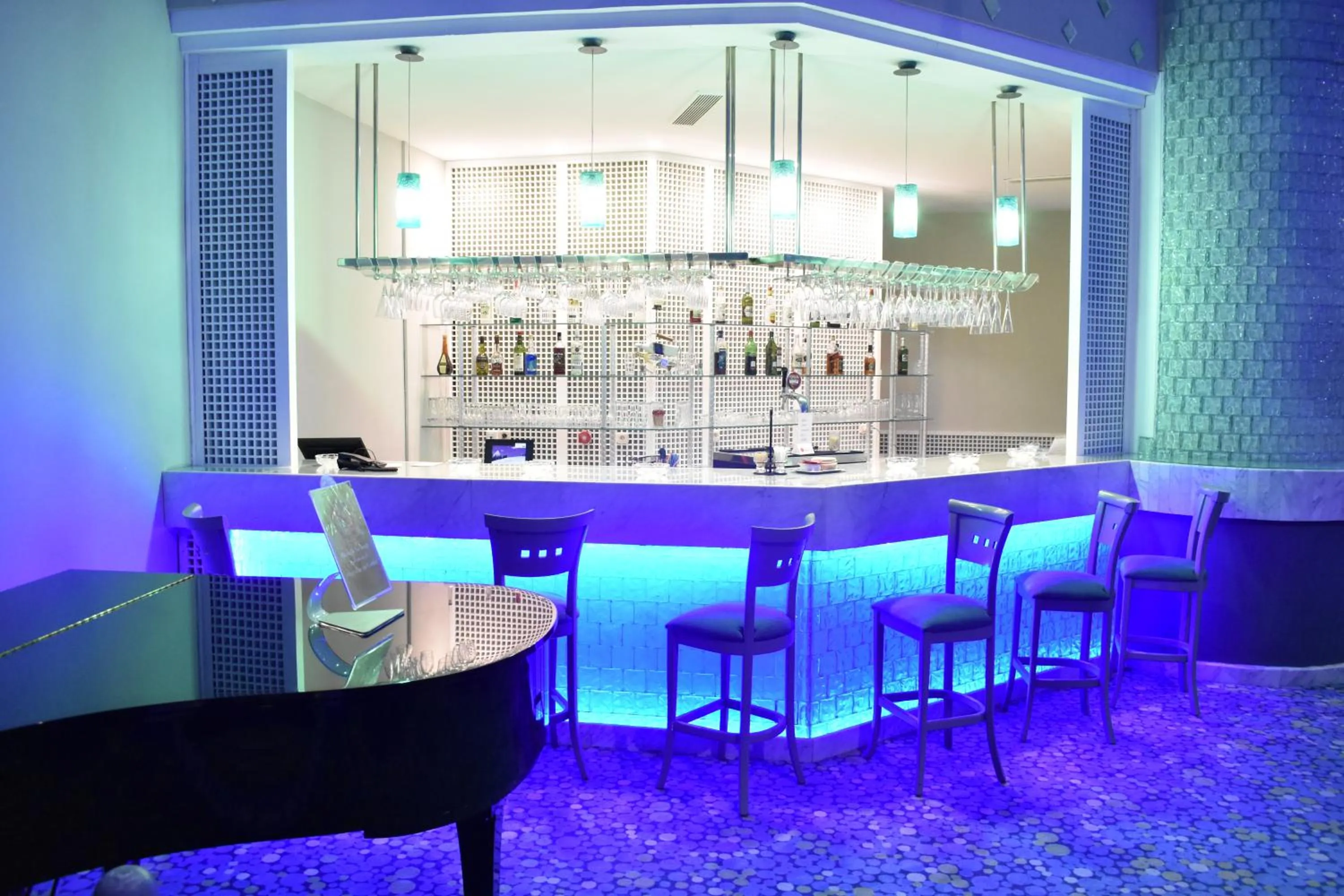 Lounge or bar in Ramada Plaza by Wyndham Tunis