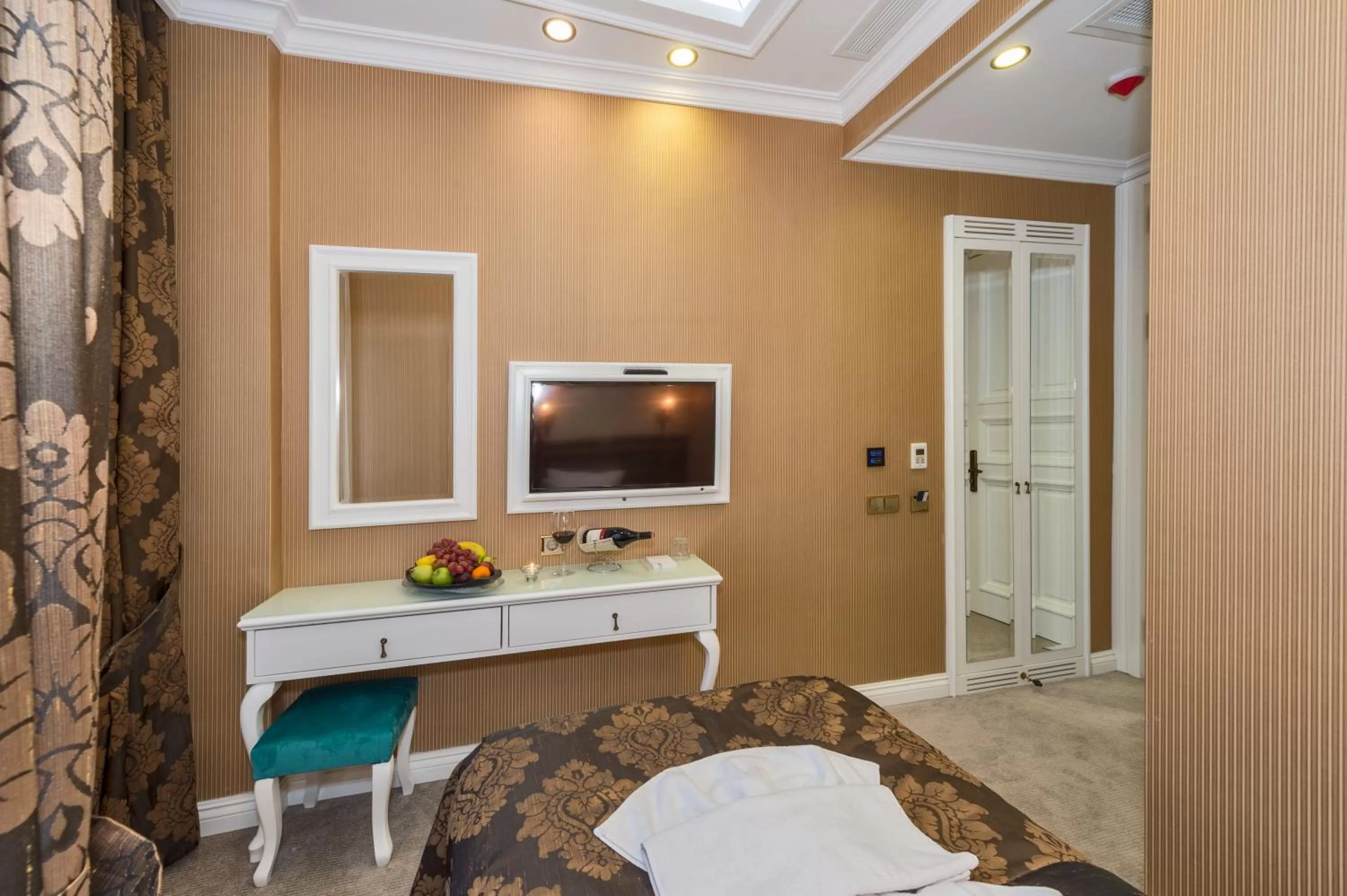 TV and multimedia, Bed in Alpek Hotel