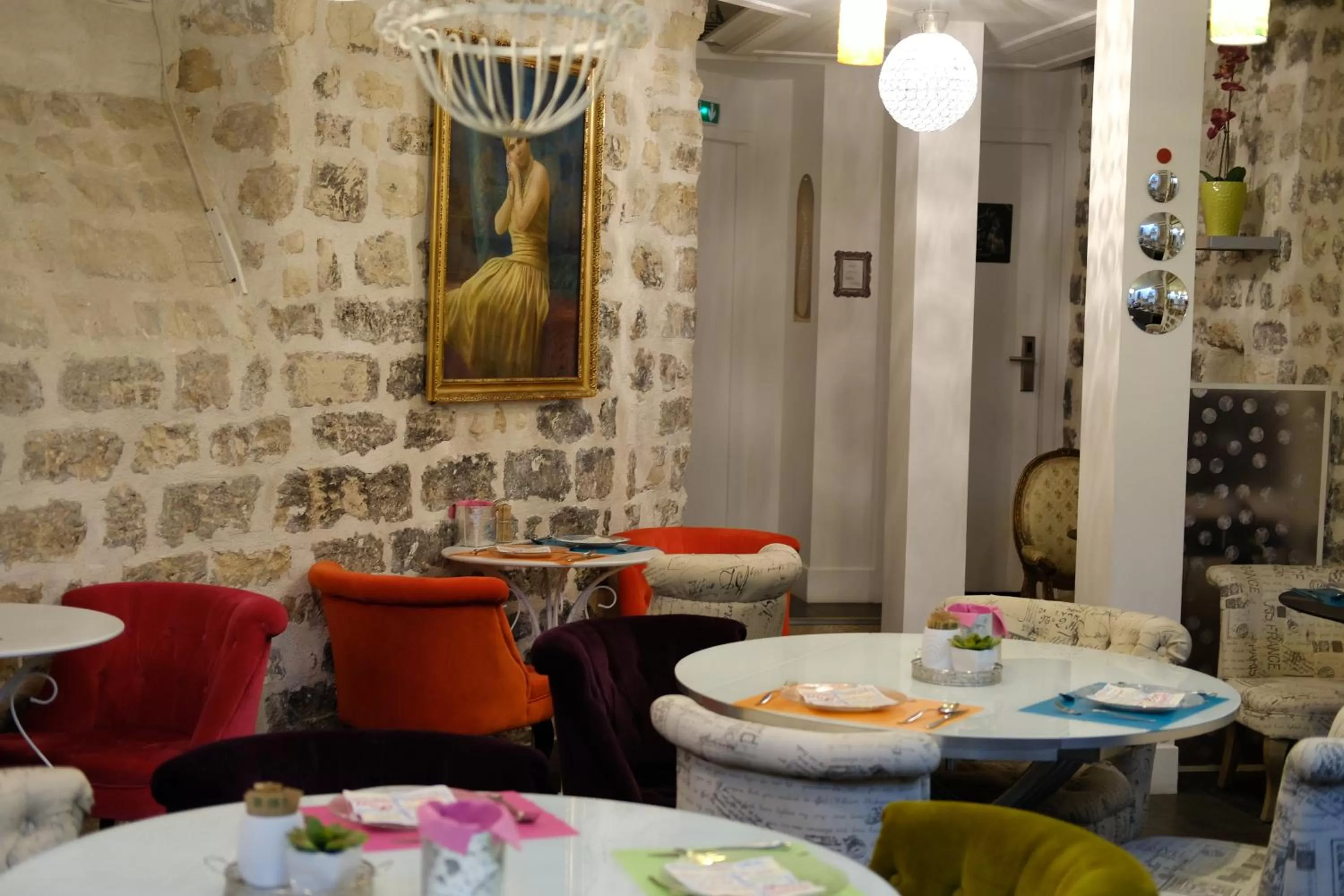 Restaurant/places to eat in Le Pavillon Hotel