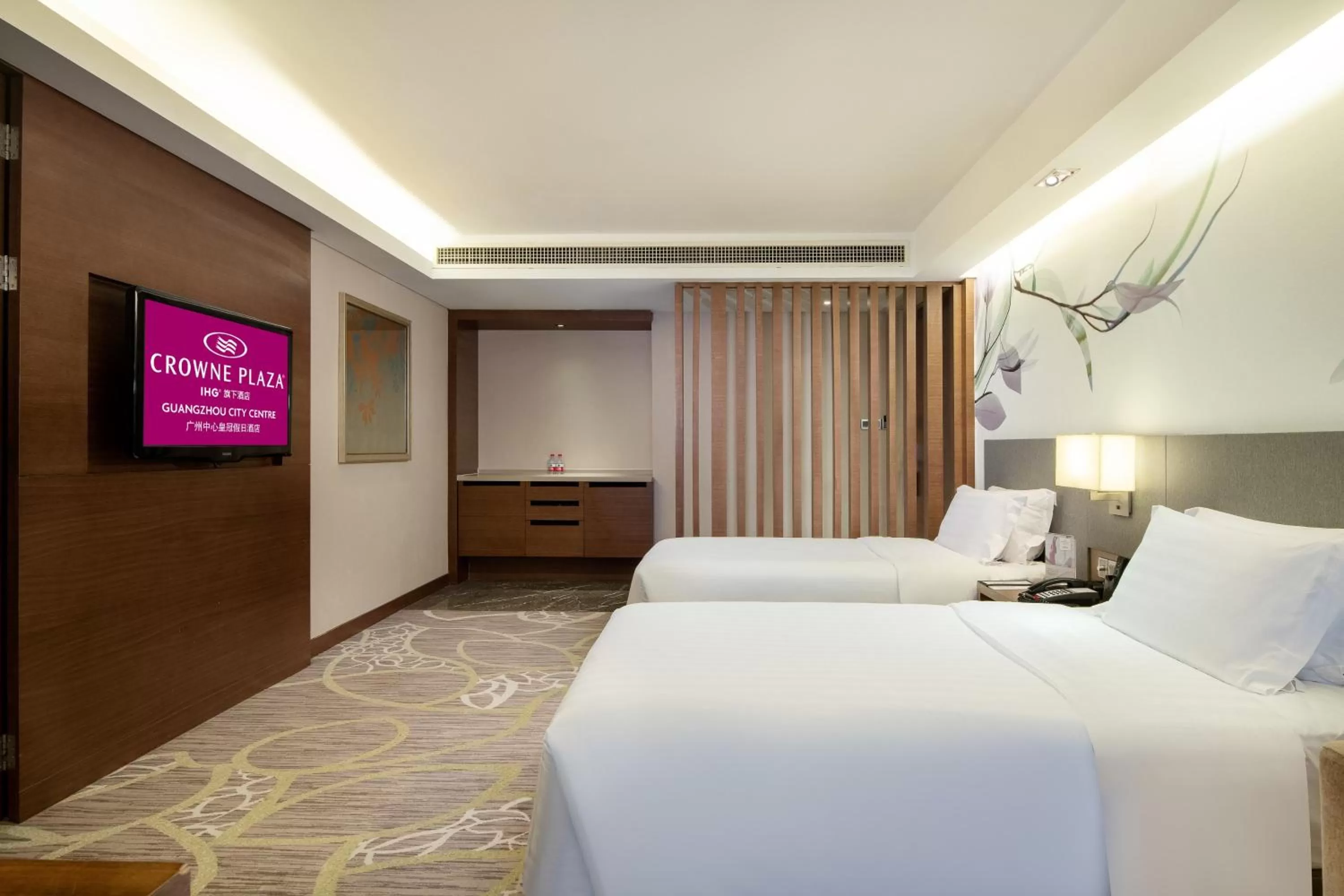 Photo of the whole room, Bed in Crowne Plaza Guangzhou City Centre by IHG
