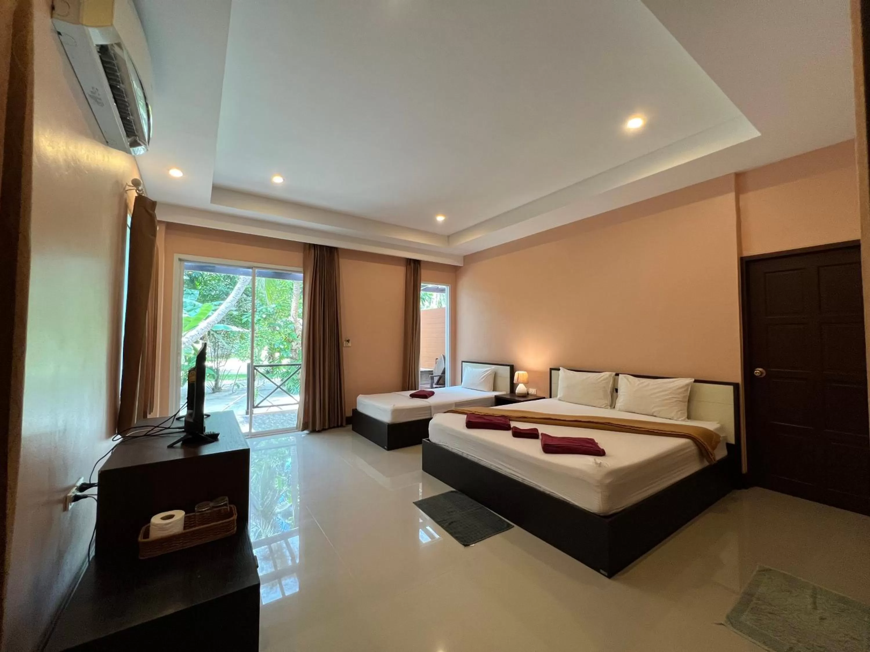 Bed in Ao Thong beach Resort