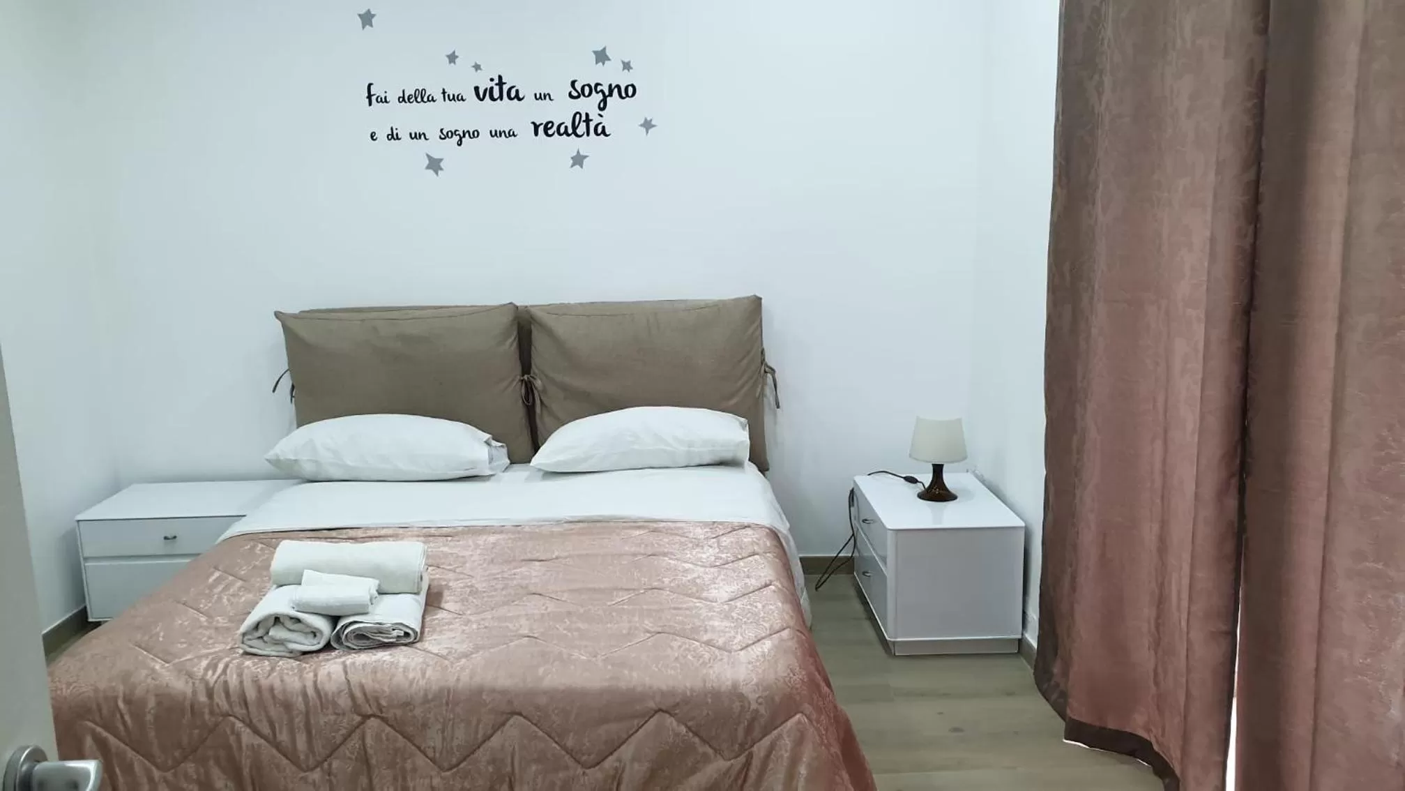 Bedroom in La Rosa del Vesuvio