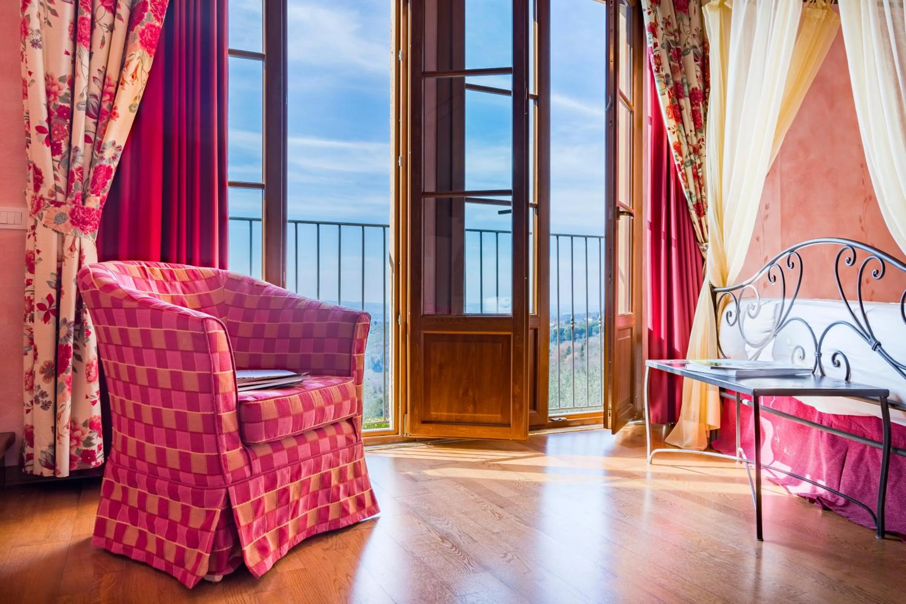 Decorative detail, Bed in Hotel Borgo Di Cortefreda - Place of Charme